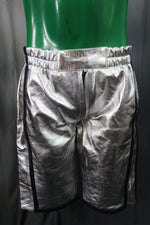 Pantalones cortos de baloncesto en plata y negro.