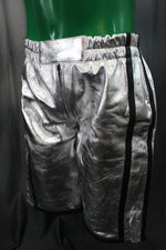 Pantalones cortos de baloncesto en plata y negro.