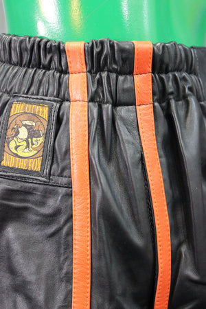 Pantalones cortos de baloncesto en negro y naranja