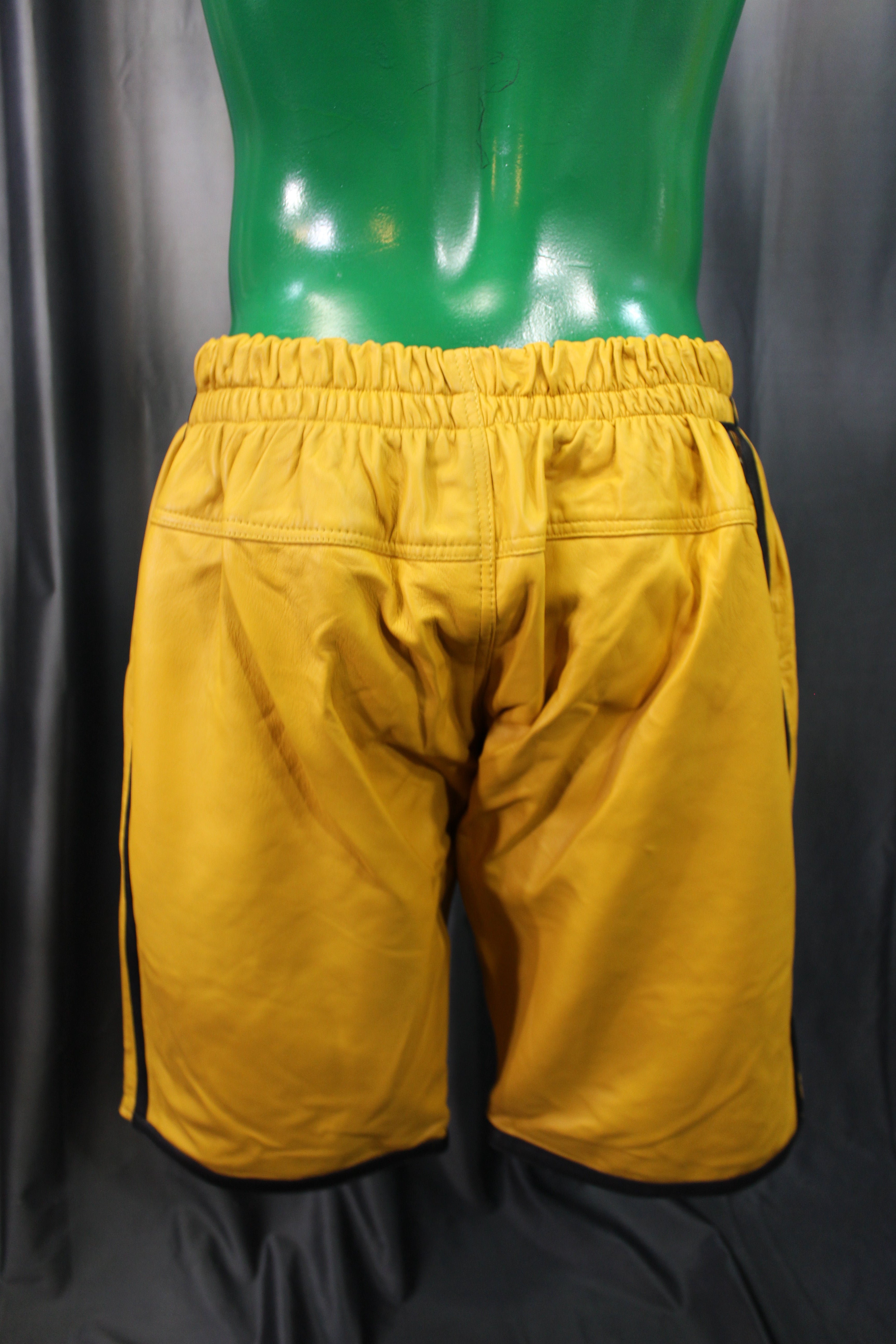 Shorts de baloncesto en amarillo mostaza y negro