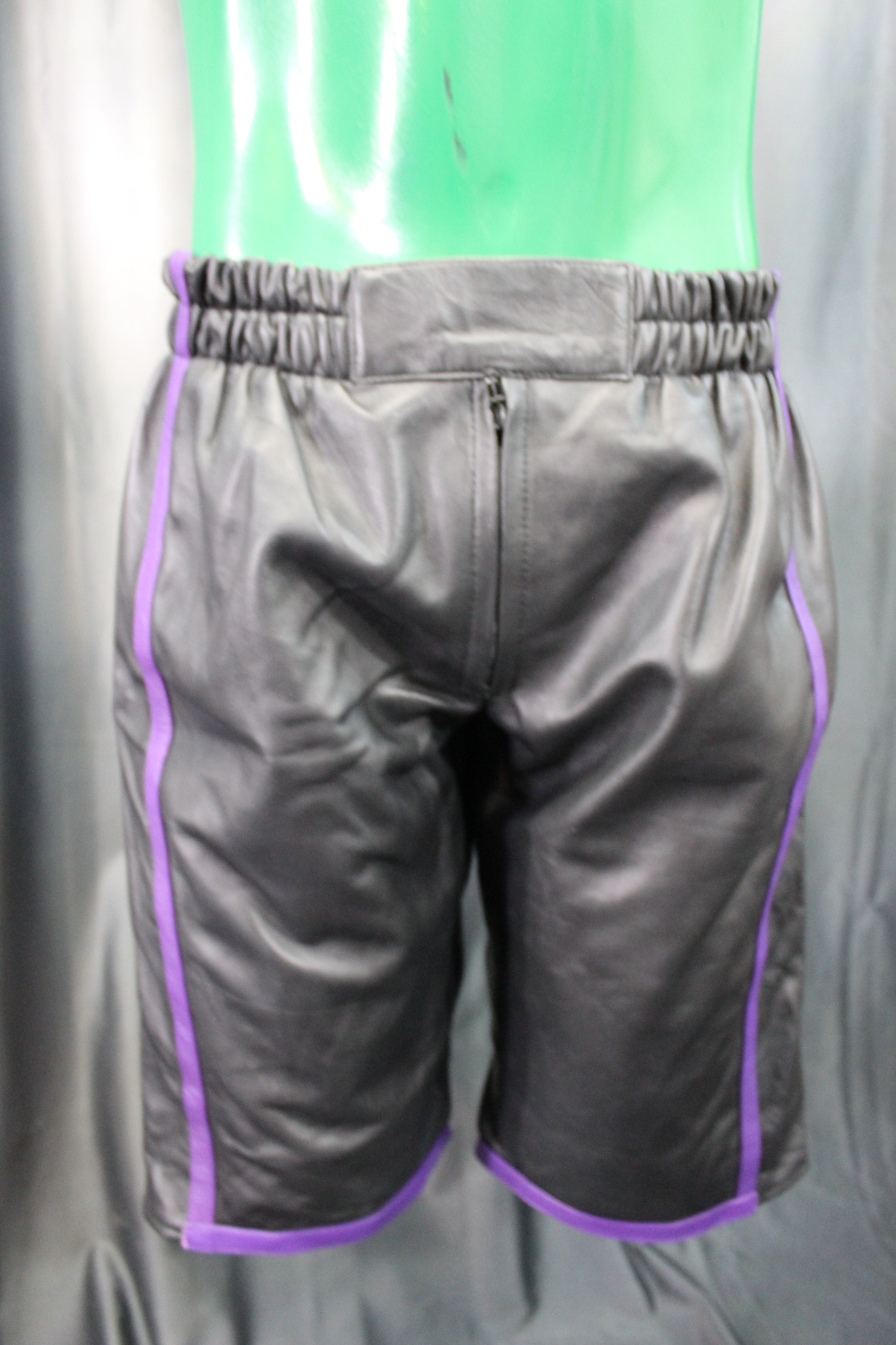 Pantalones cortos de baloncesto en negro y morado