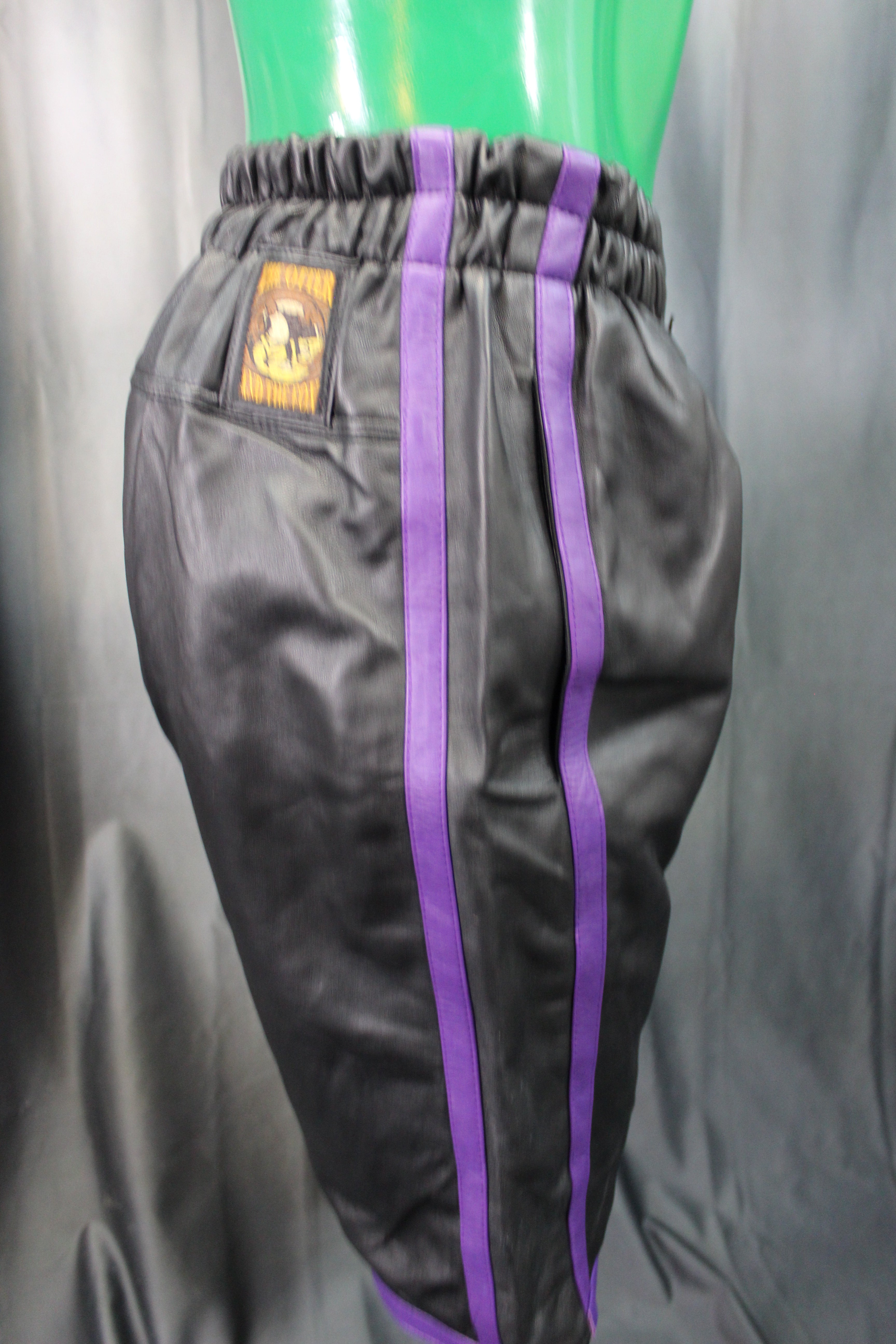 Pantalones cortos de baloncesto en negro y morado