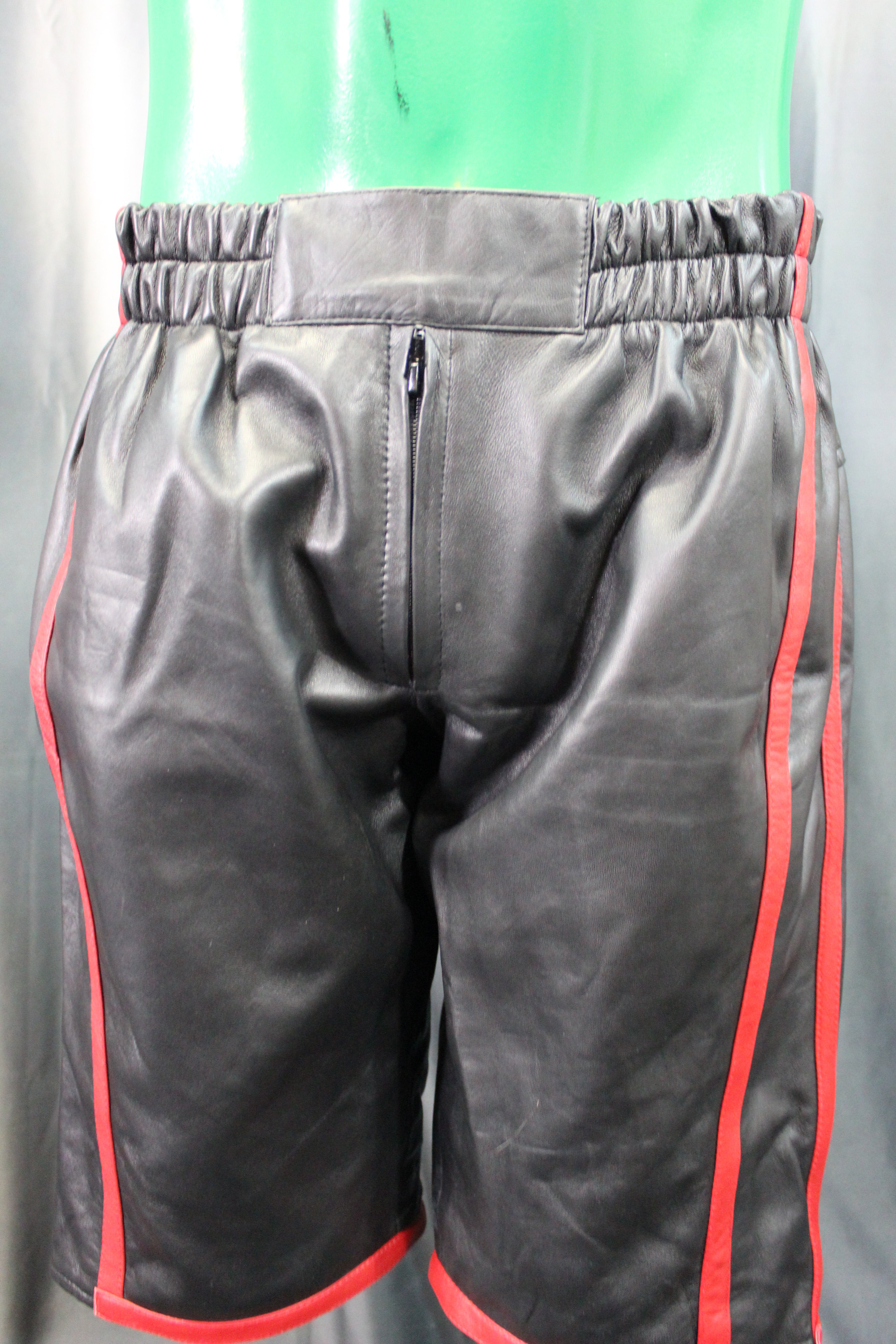 Pantalones cortos de baloncesto en negro y rojo