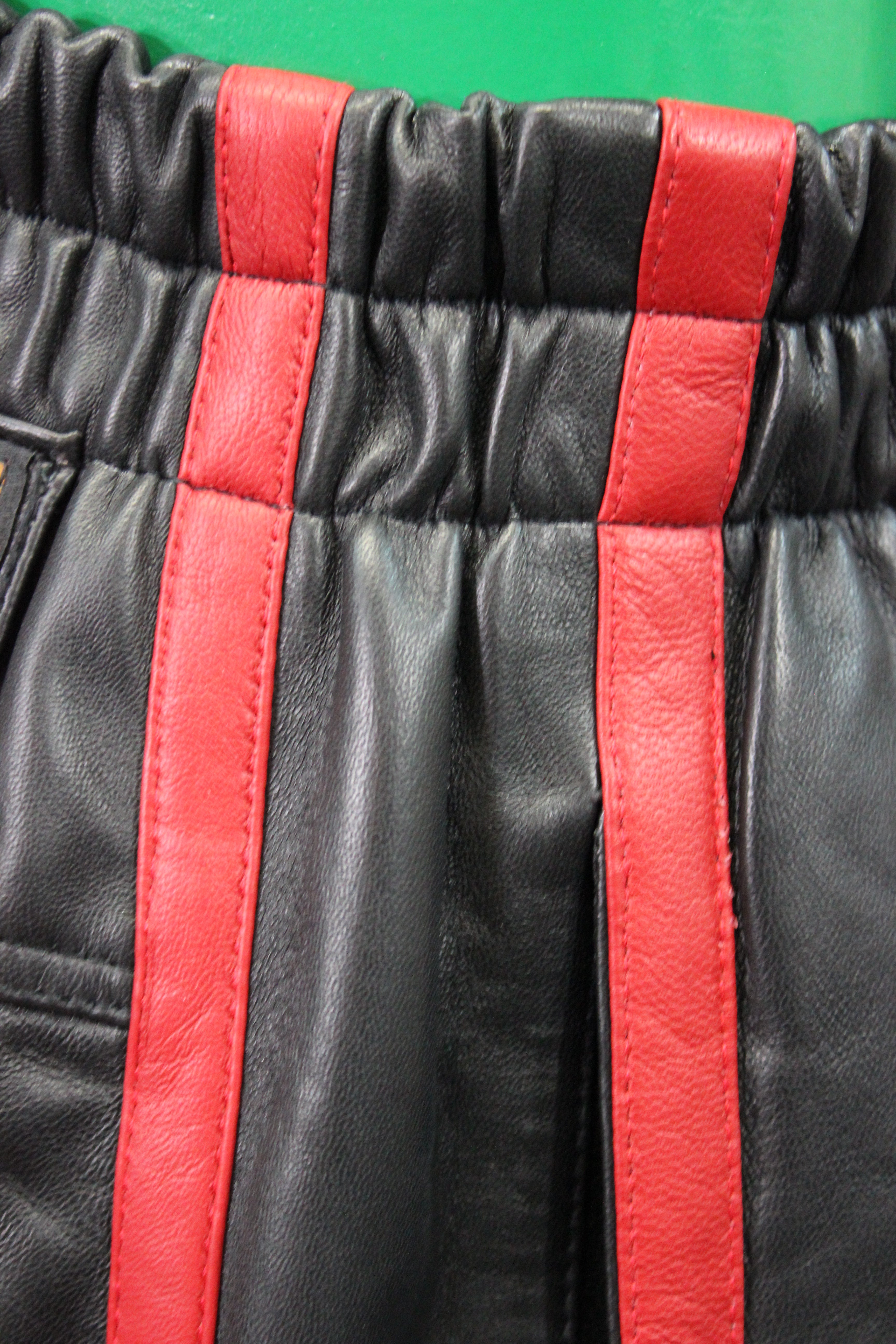 Short de basket-ball en noir et rouge