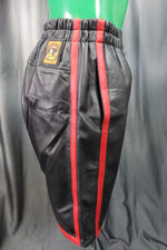 Pantalones cortos de baloncesto en negro y rojo