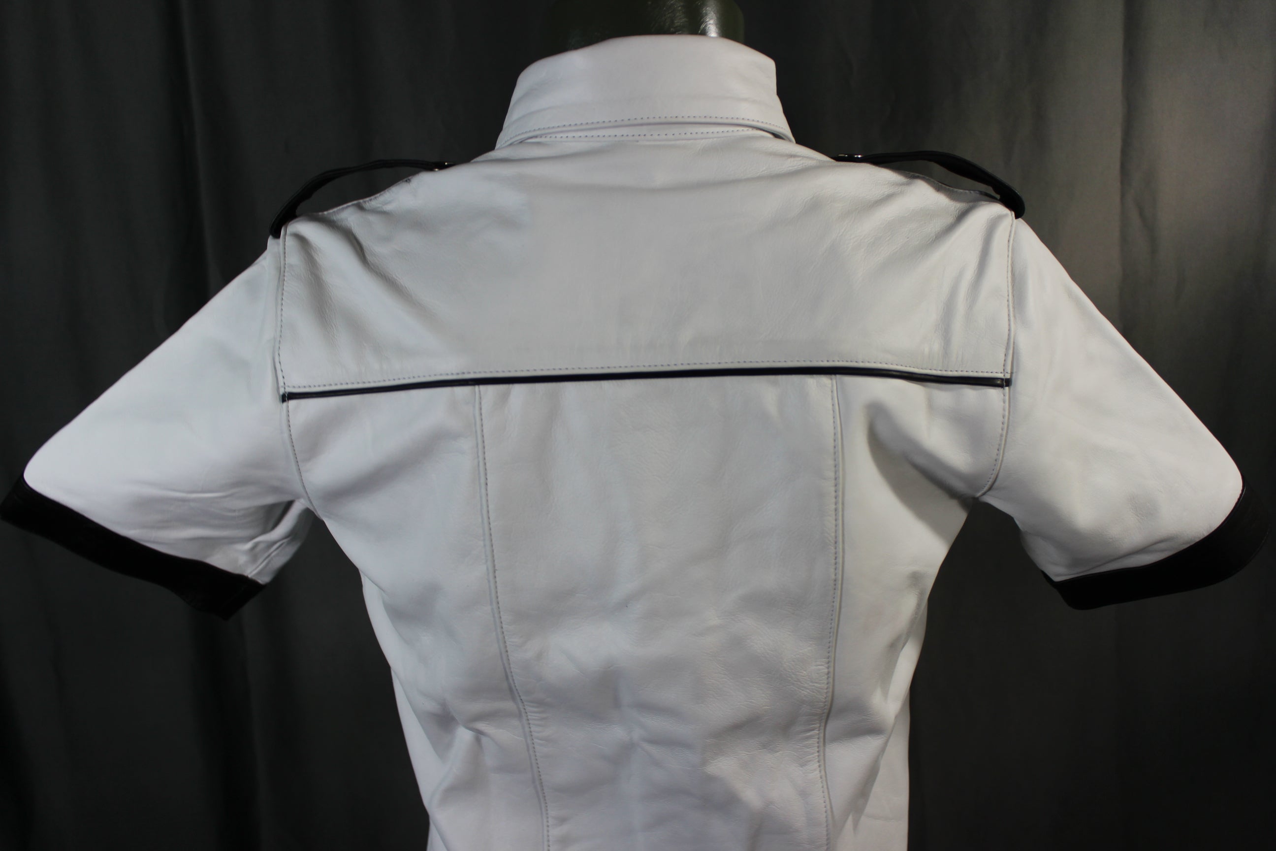 Camisas de cuero OnF en blanco con detalles negros