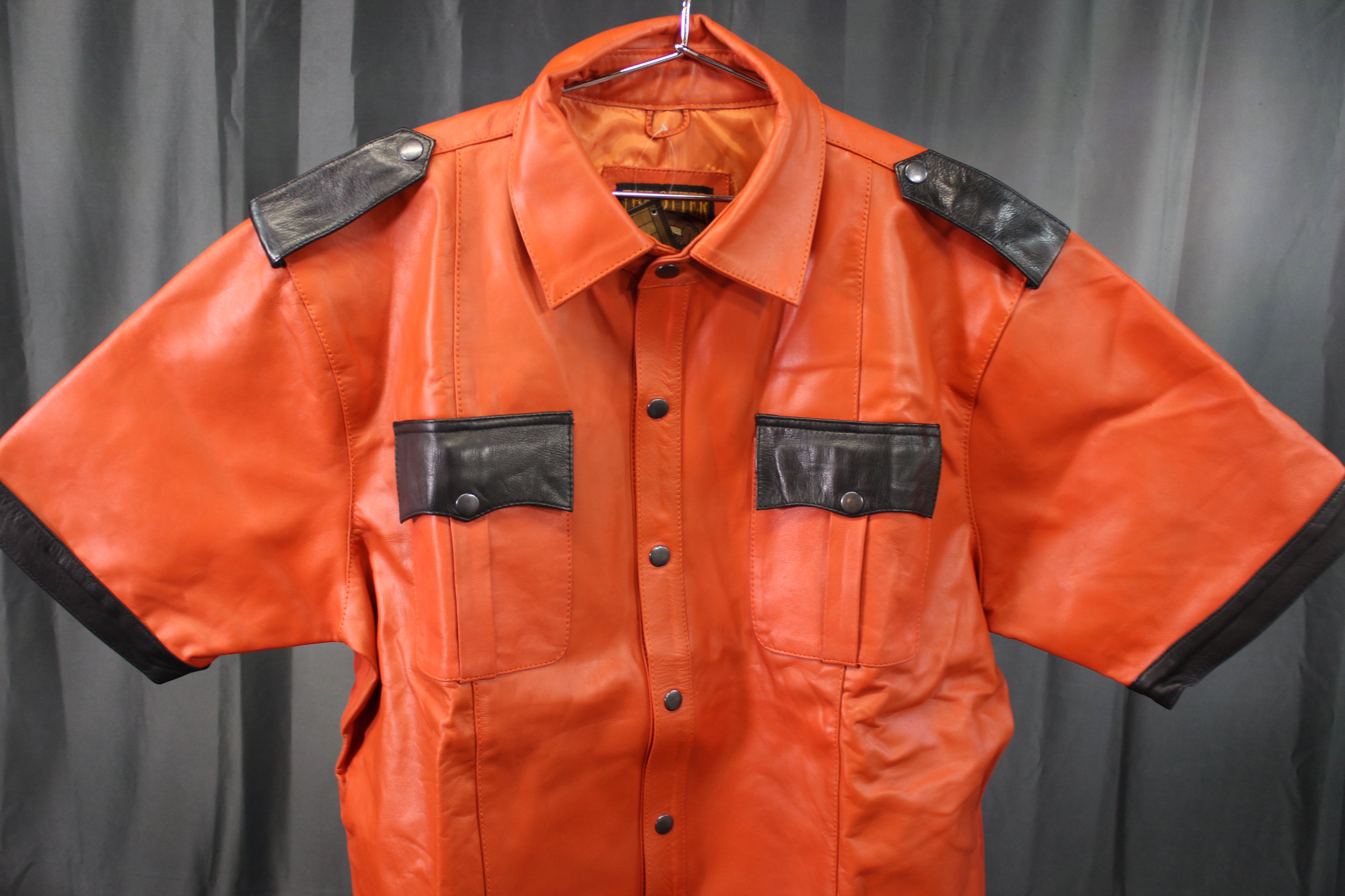 Camisas de cuero OnF en naranja con detalles negros