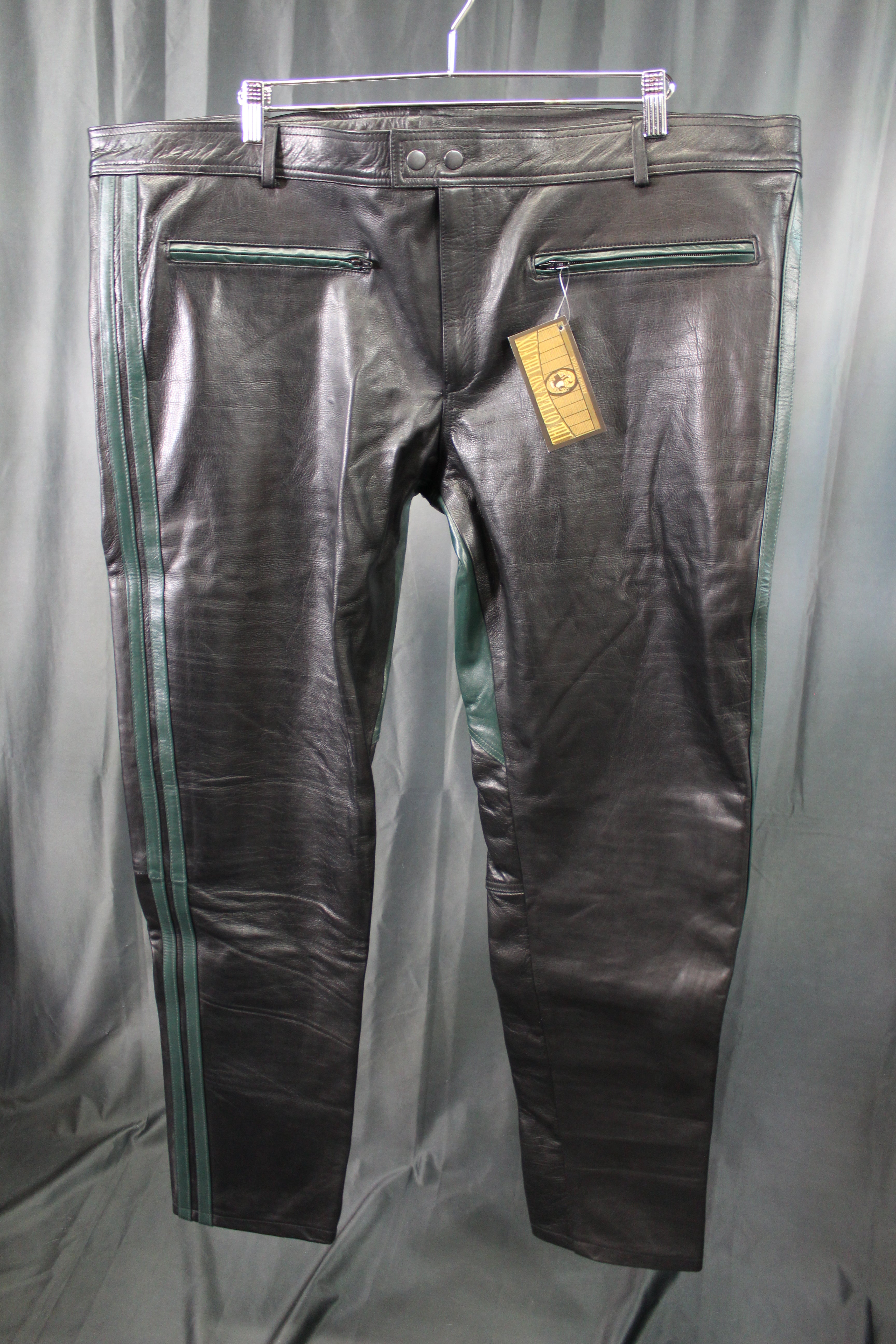 Pantalones formales de cuero de OnF en negro con detalles en verde cazador