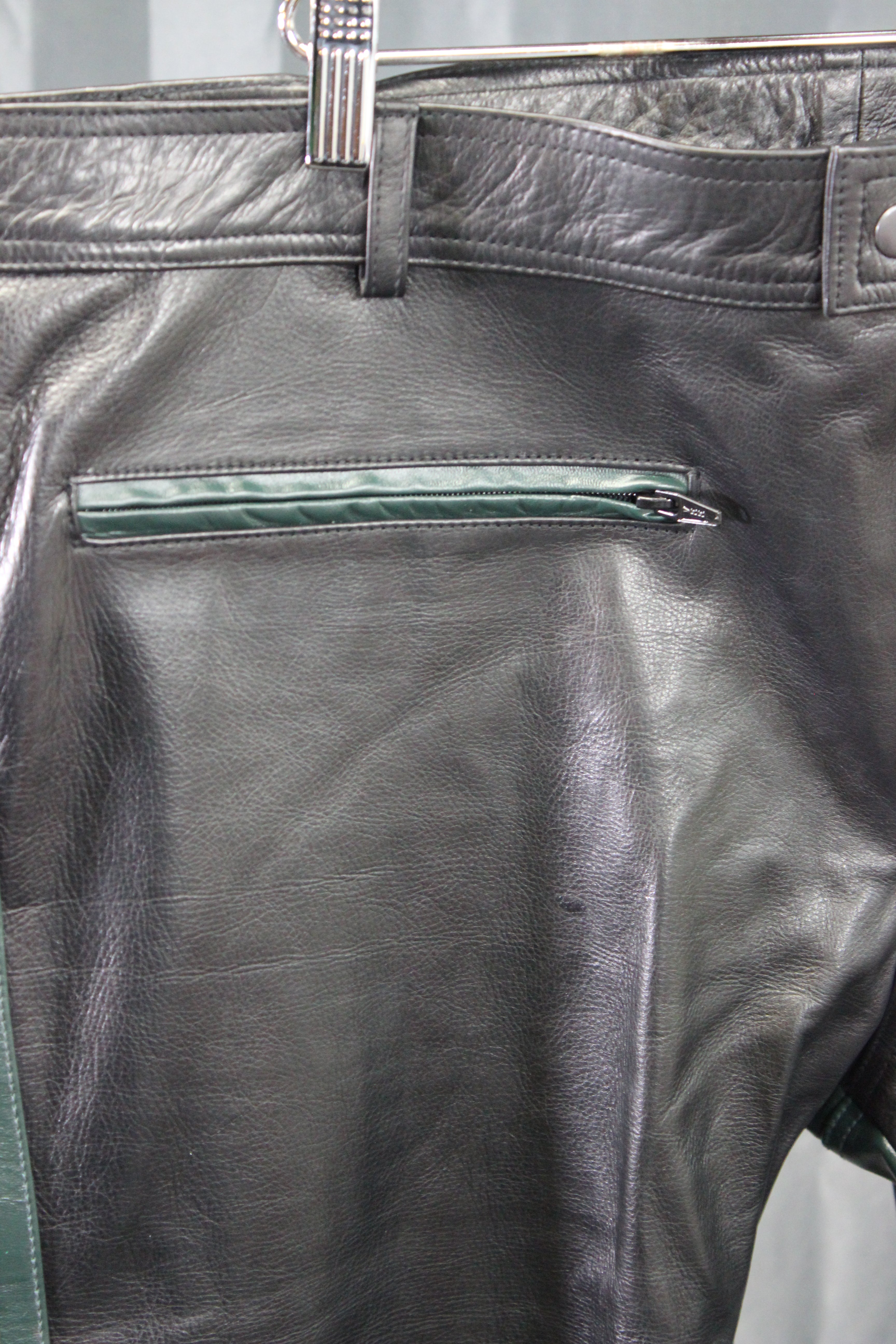 Pantalon formel en cuir OnF noir avec reflets vert chasseur