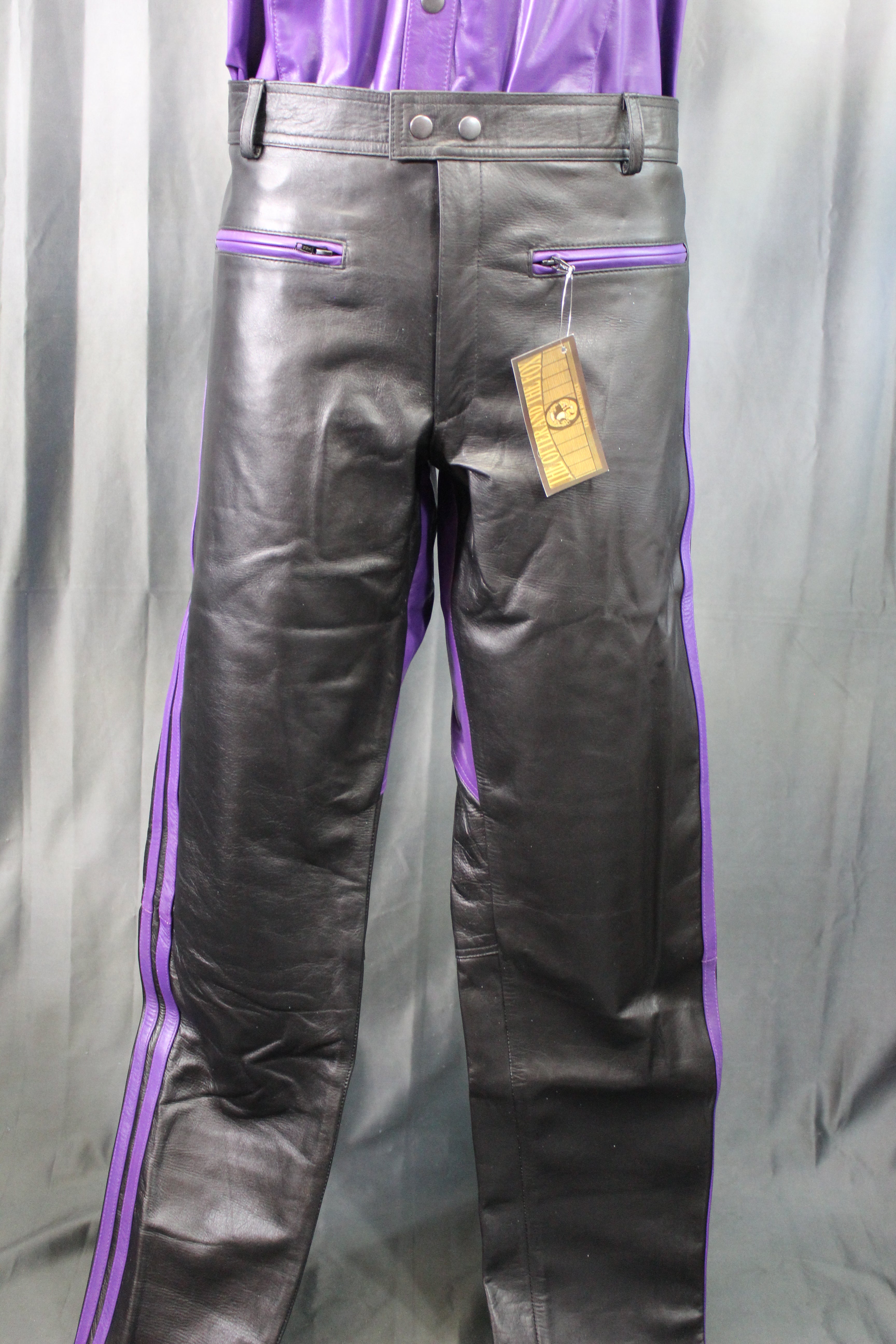 Pantalones formales de cuero de OnF en negro con detalles morados