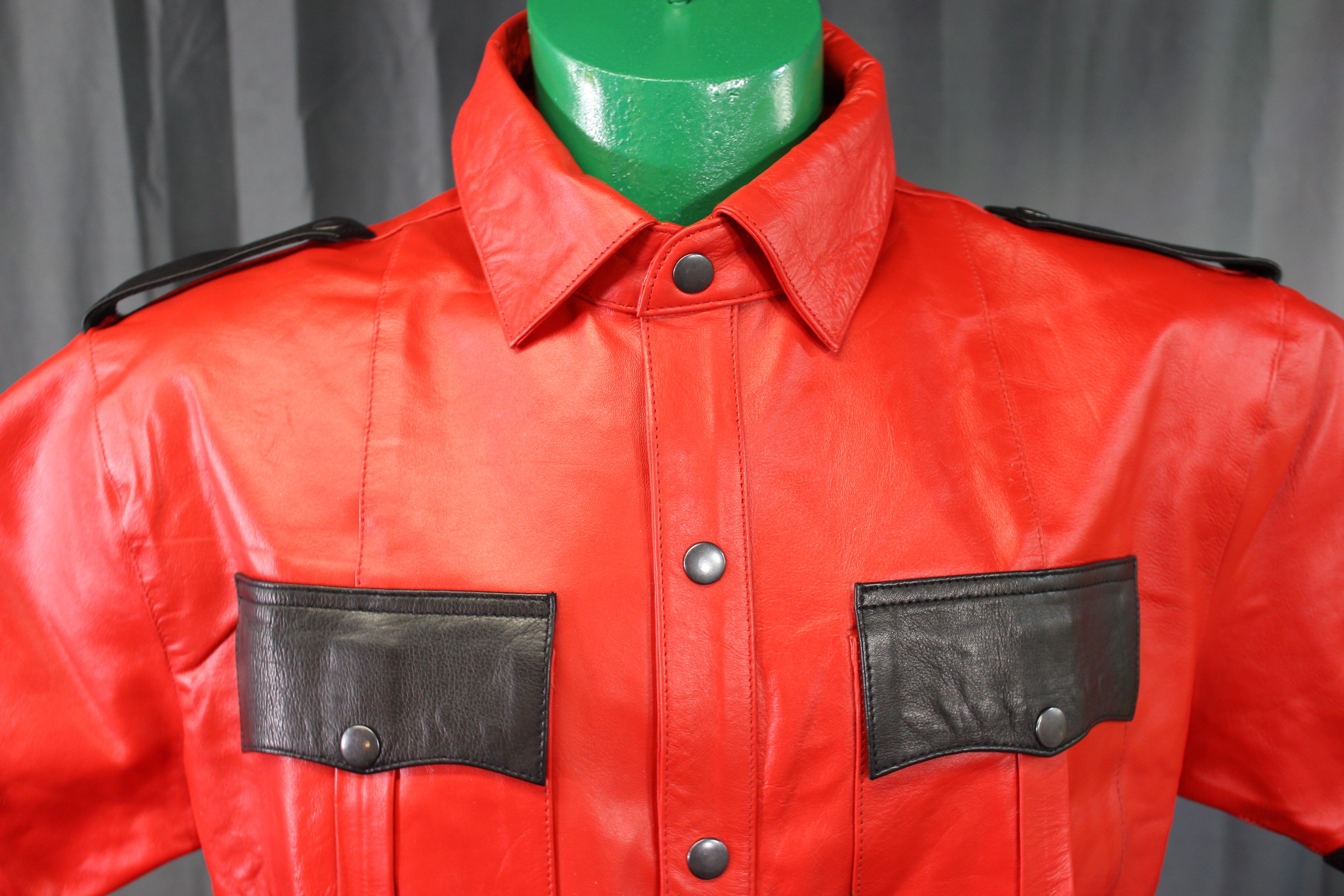 Camisas de cuero OnF en rojo con detalles negros