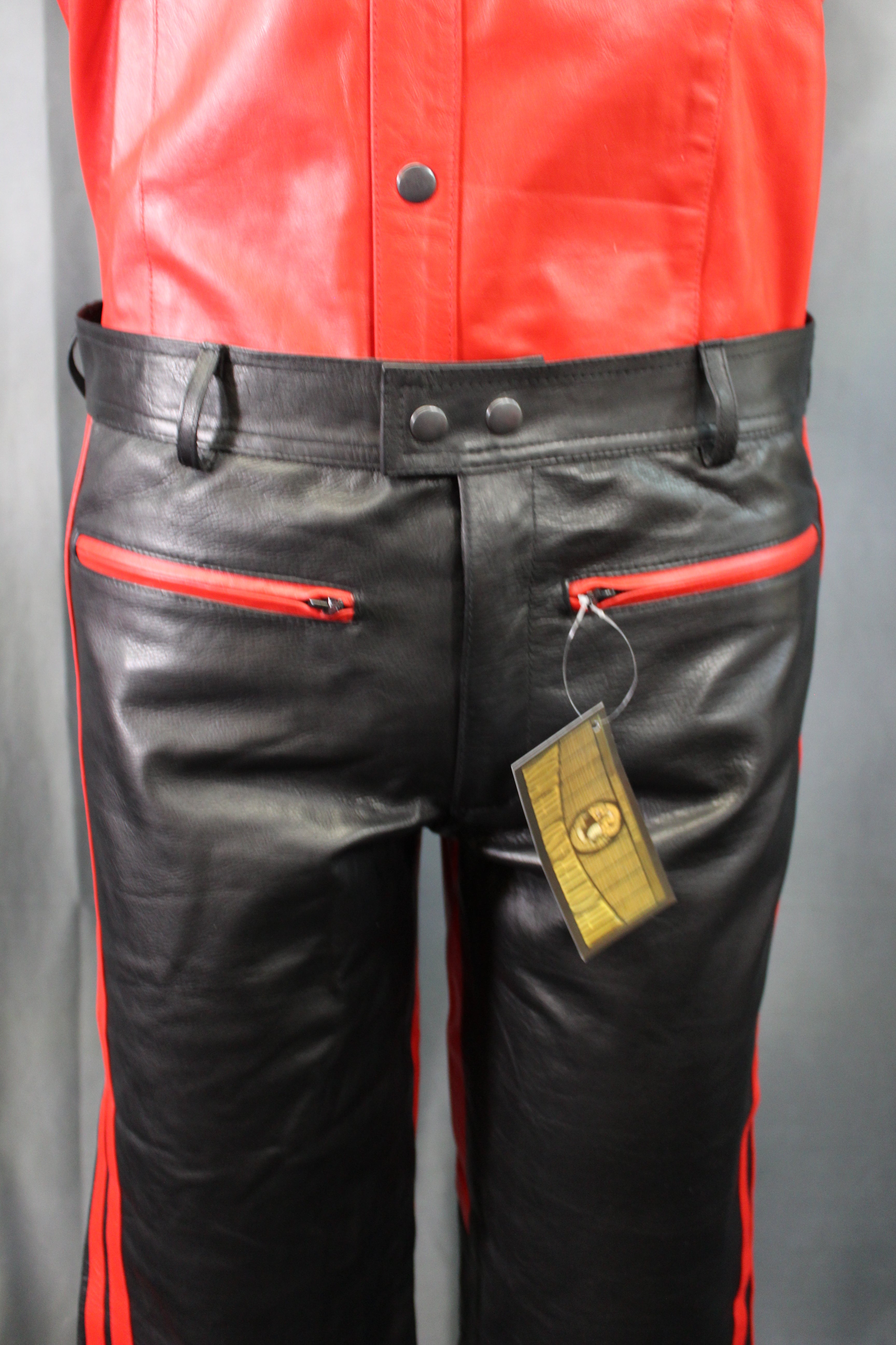 Pantalones formales de cuero OnF en negro con detalles rojos