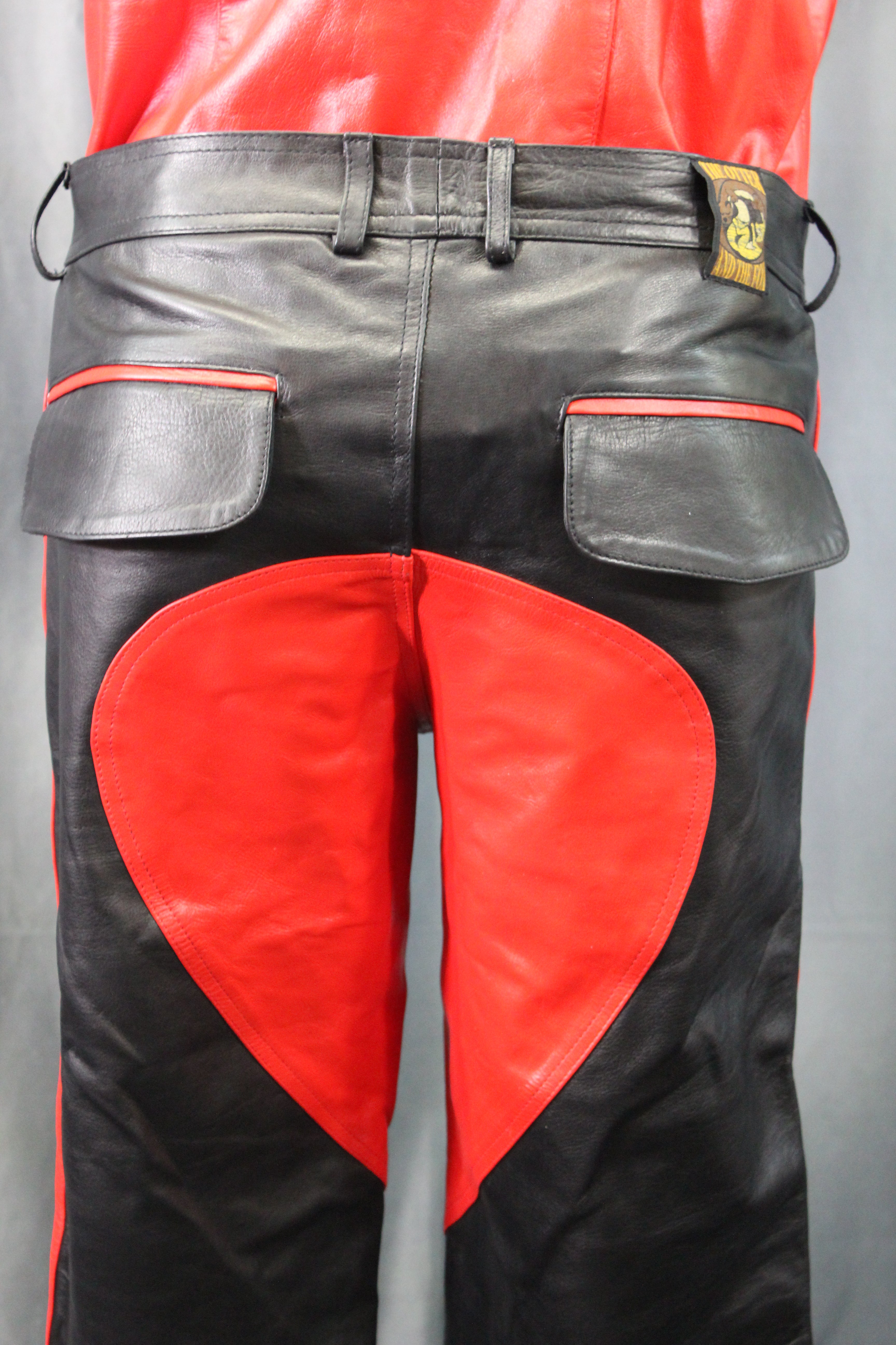 Pantalones formales de cuero OnF en negro con detalles rojos