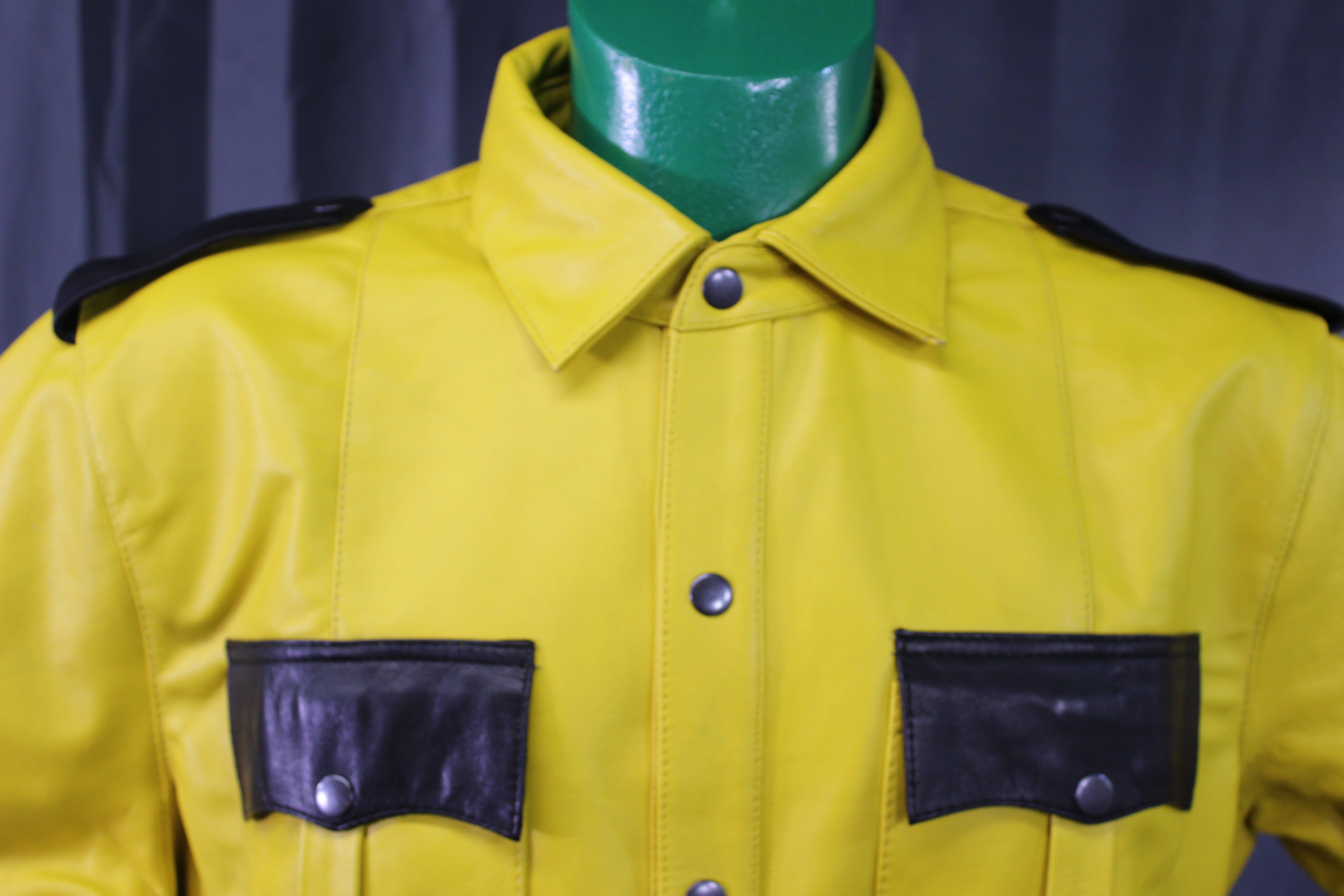 Camisas de cuero OnF en amarillo con reflejos negros