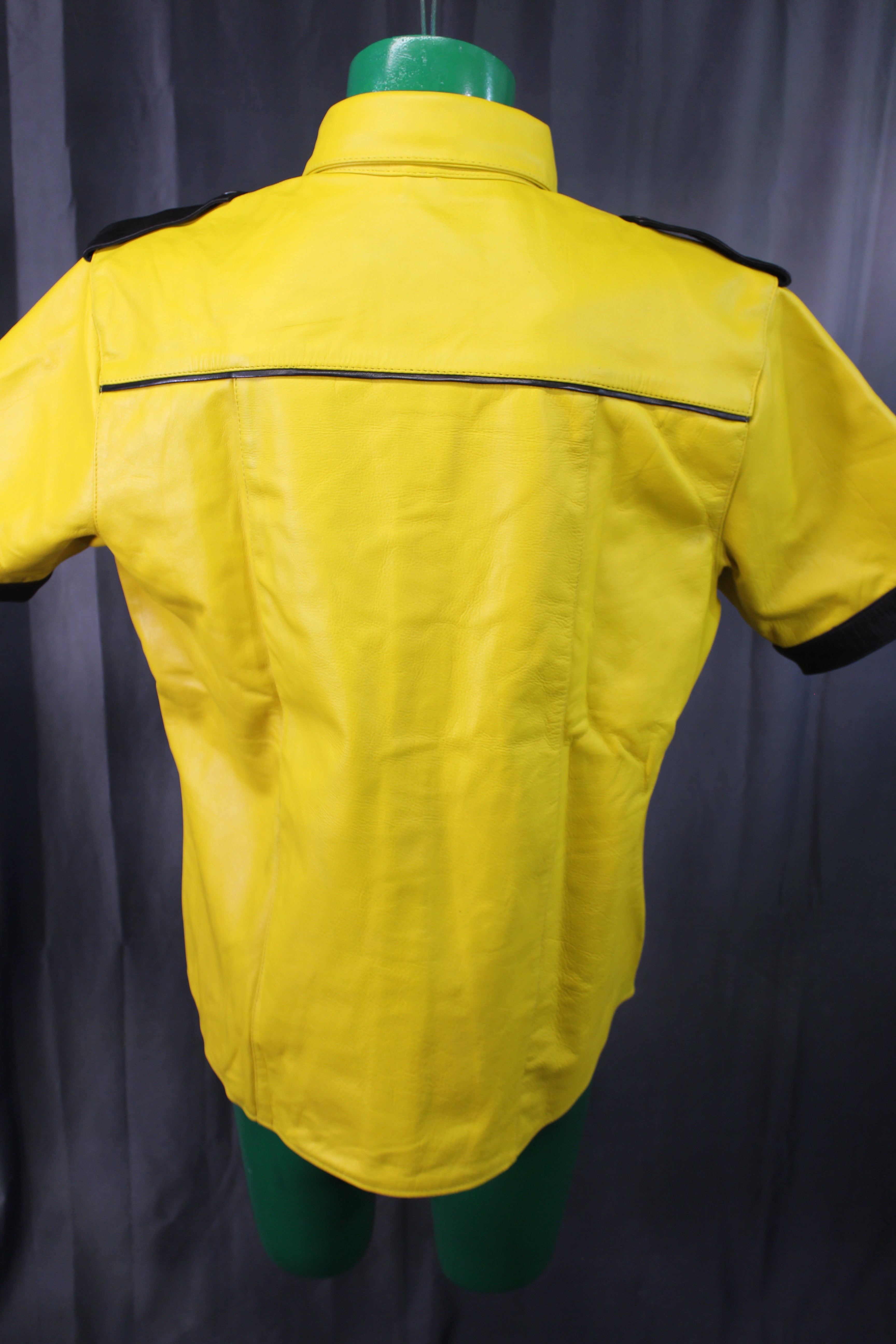 Camisas de cuero OnF en amarillo con reflejos negros