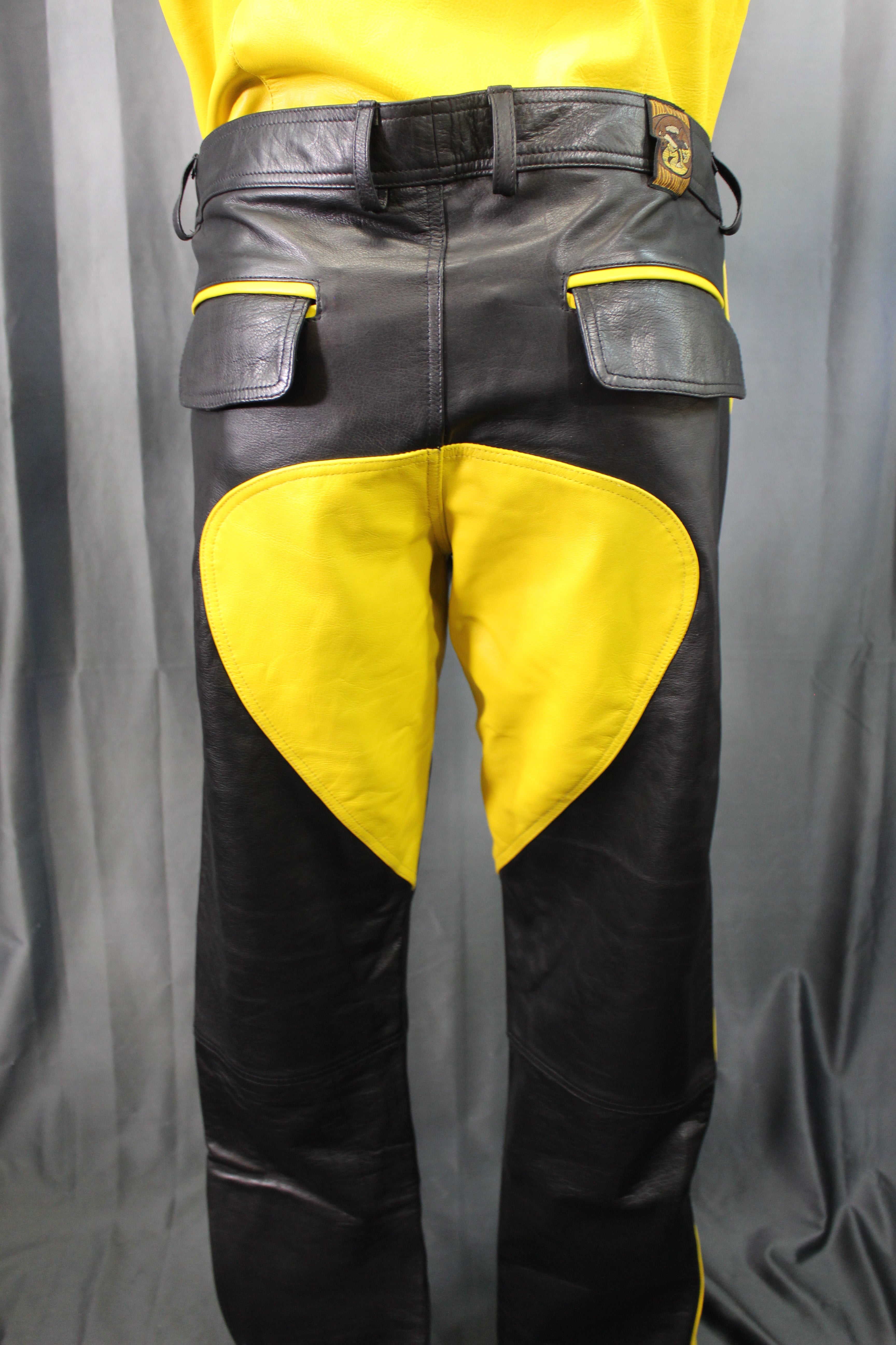 Pantalon formel en cuir OnF noir avec reflets jaunes