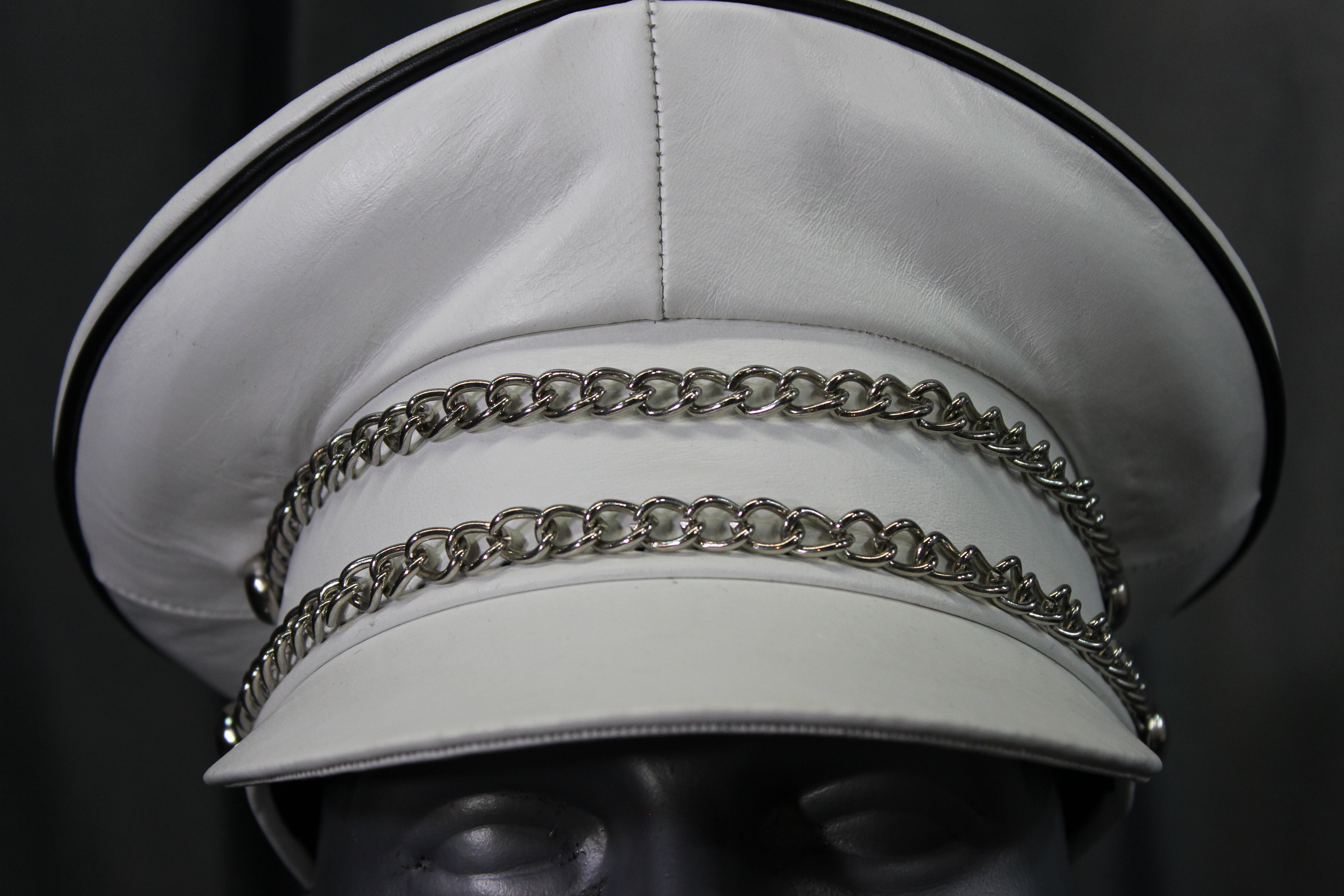 Gorra OnF Muir en blanco con ribete negro