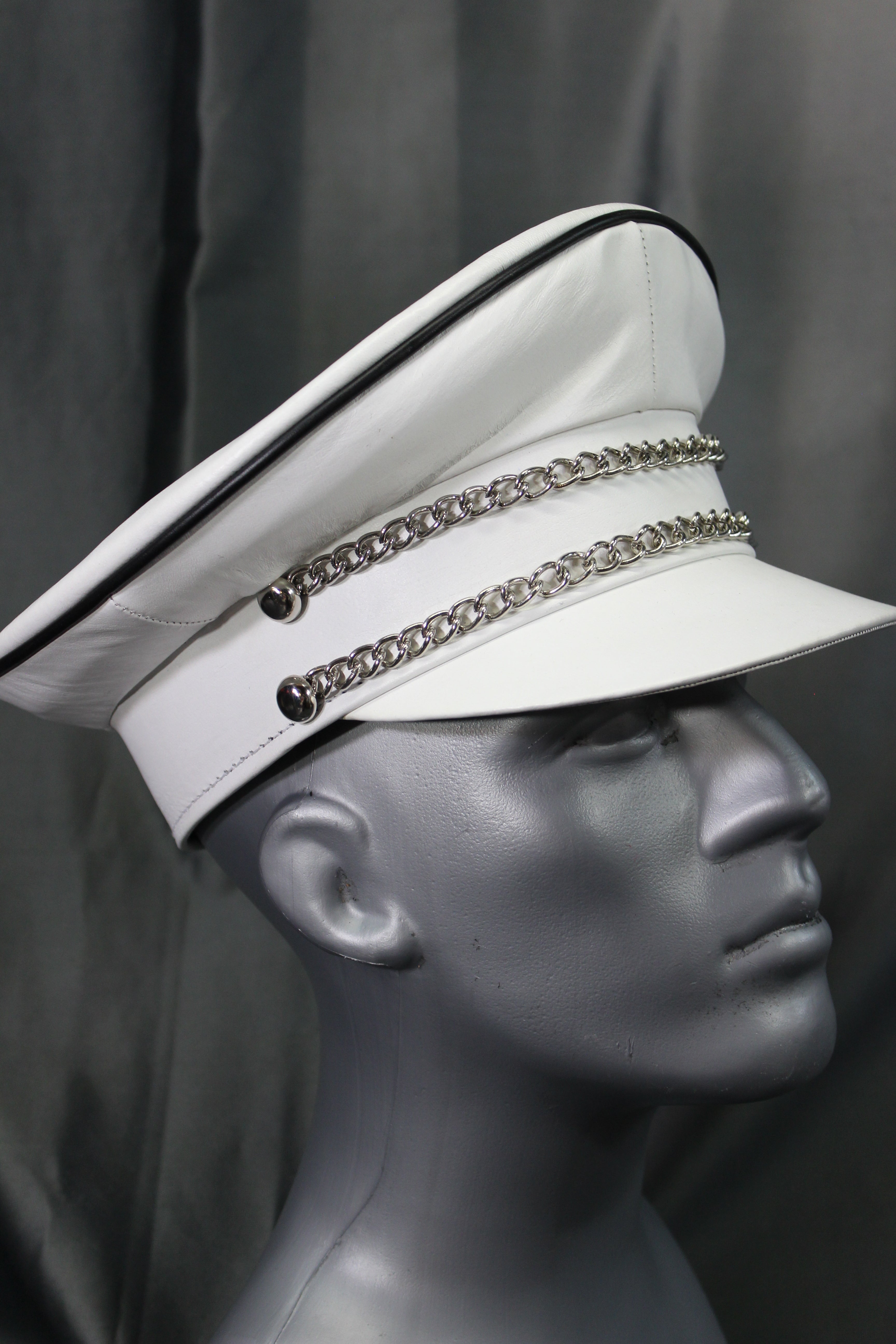 Casquette OnF Muir en blanc avec bordure noire