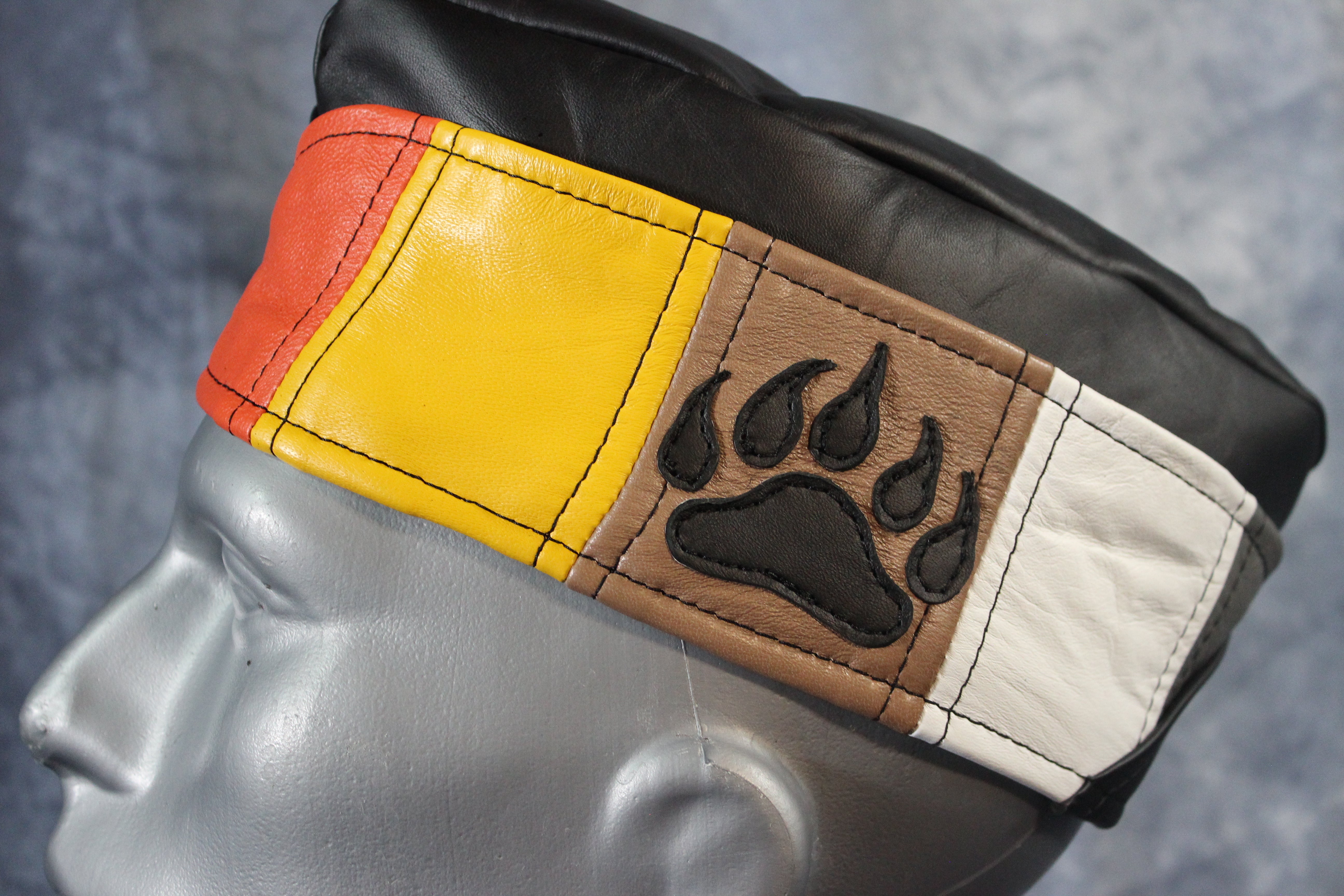 Gorra de guarnición de cuero Bear Pride