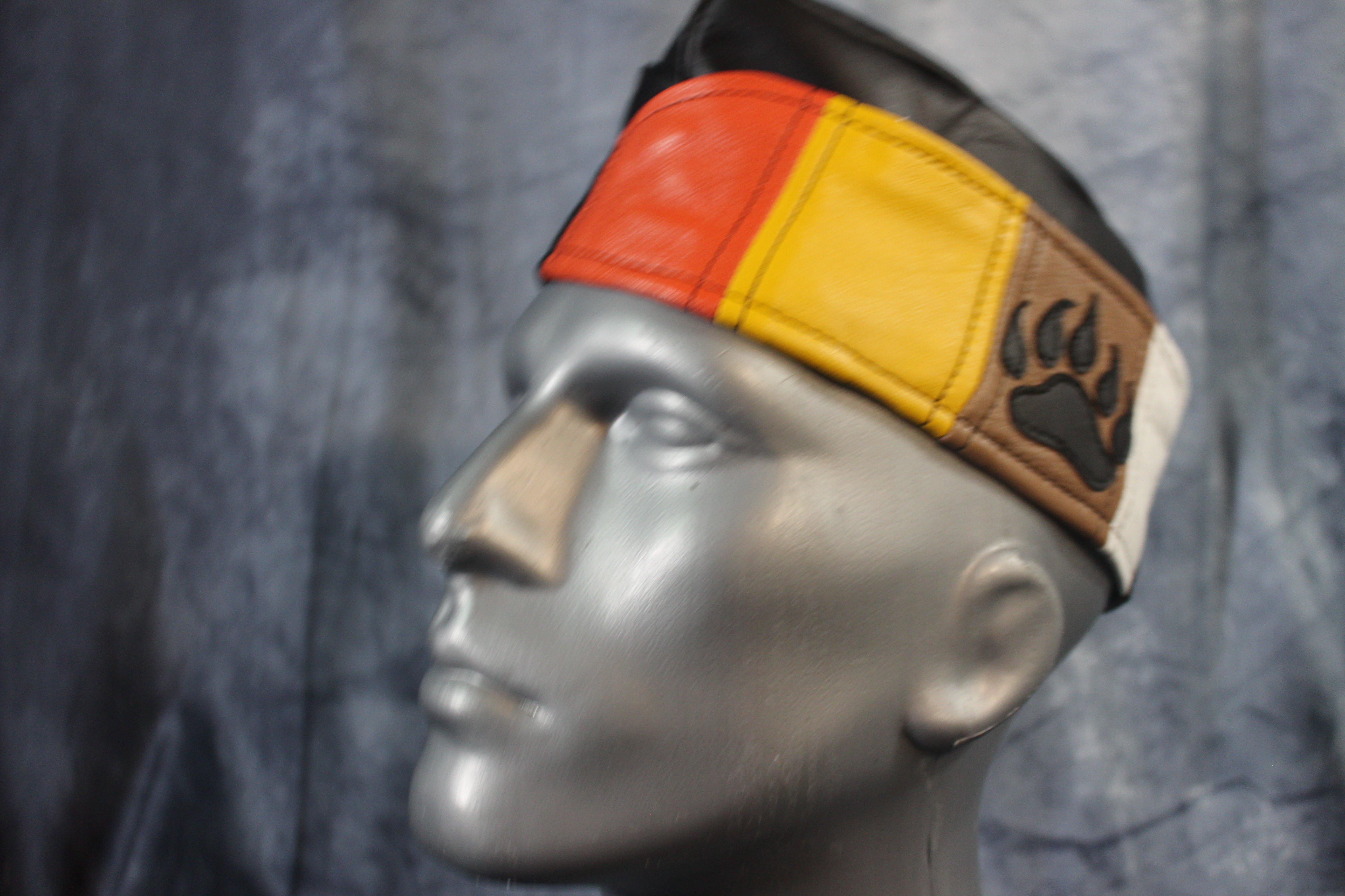 Gorra de guarnición de cuero Bear Pride