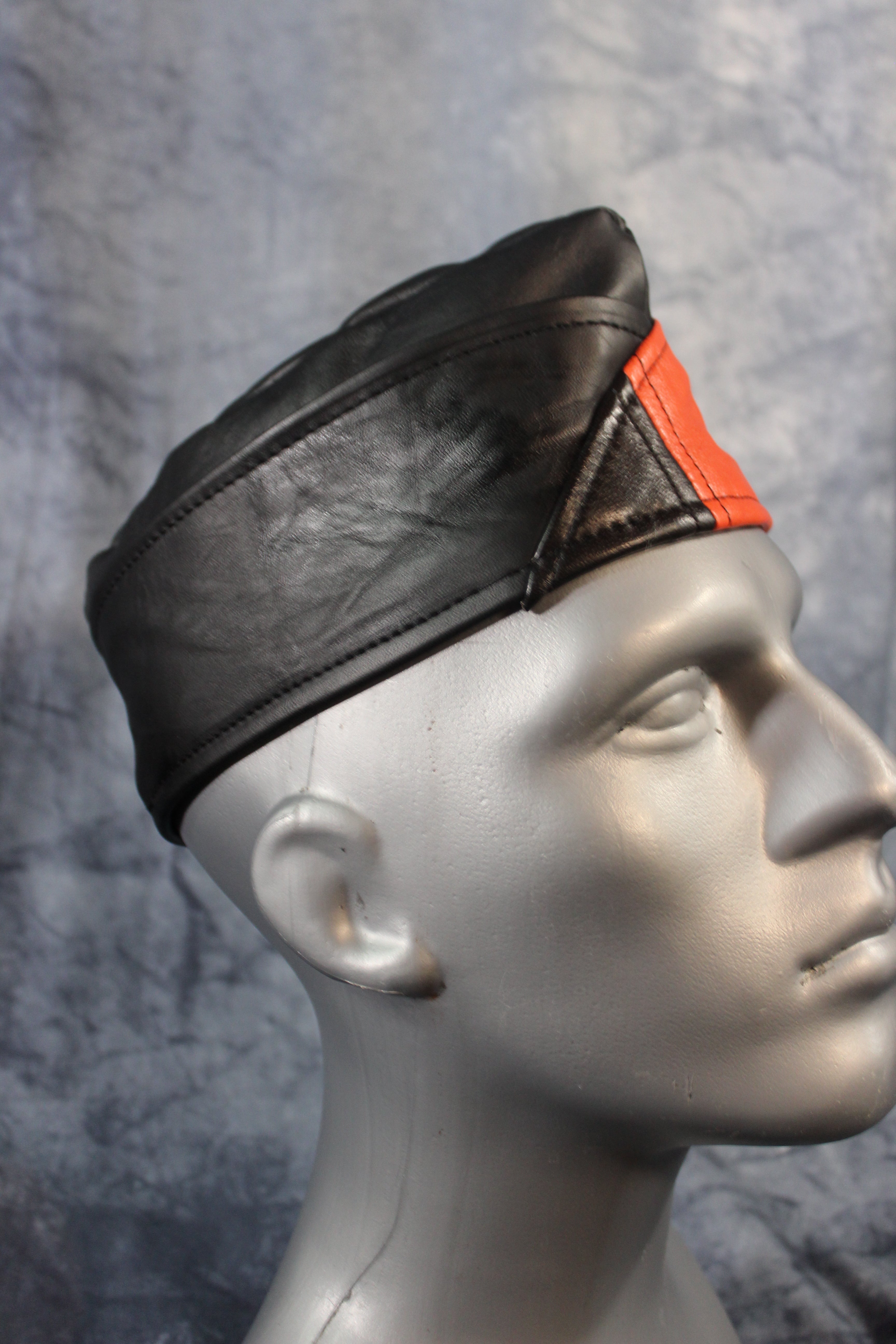 Gorra de guarnición de cuero Bear Pride