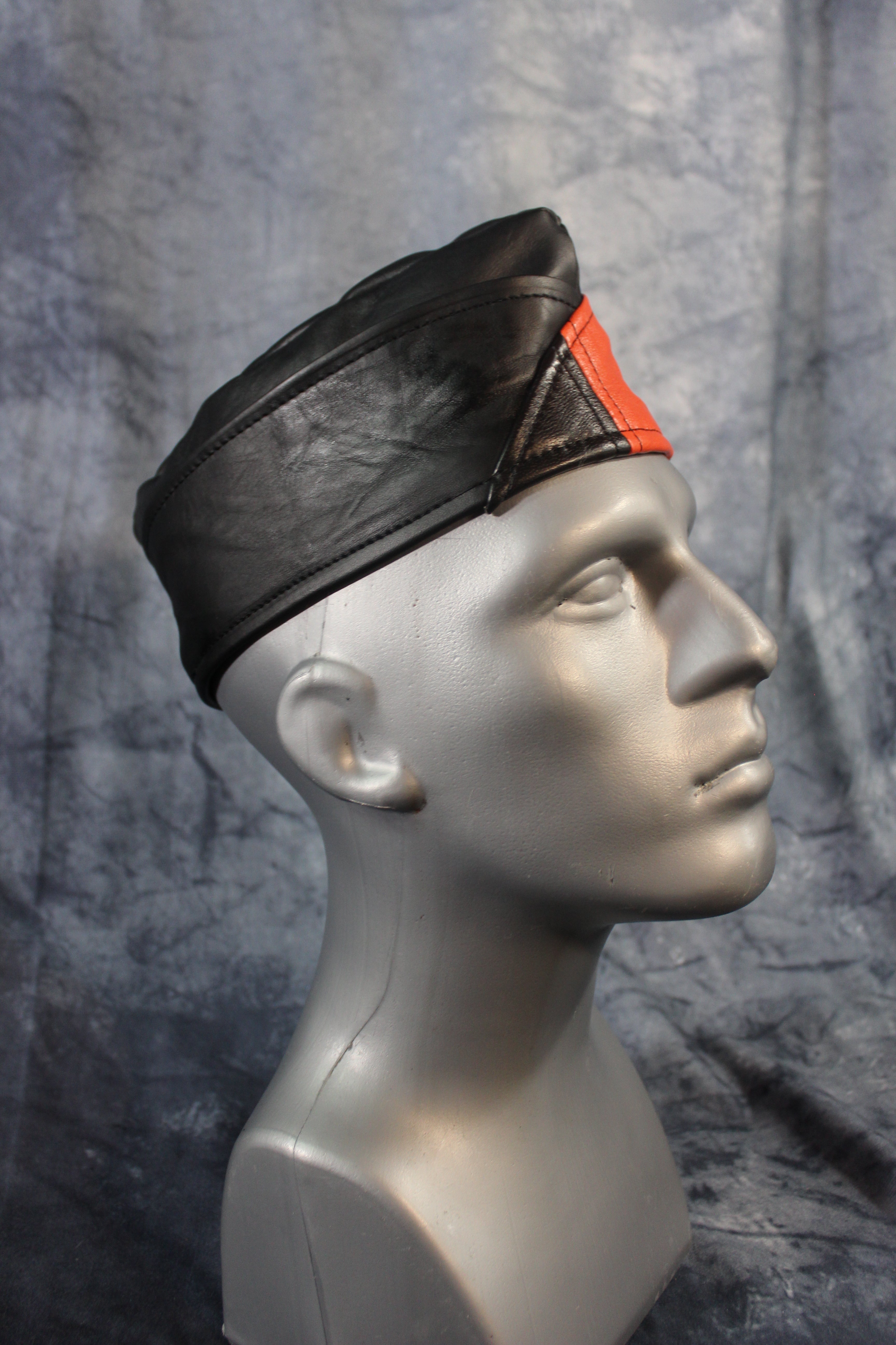 Gorra de guarnición de cuero Bear Pride