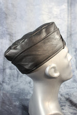 Gorra de guarnición de cuero Bear Pride