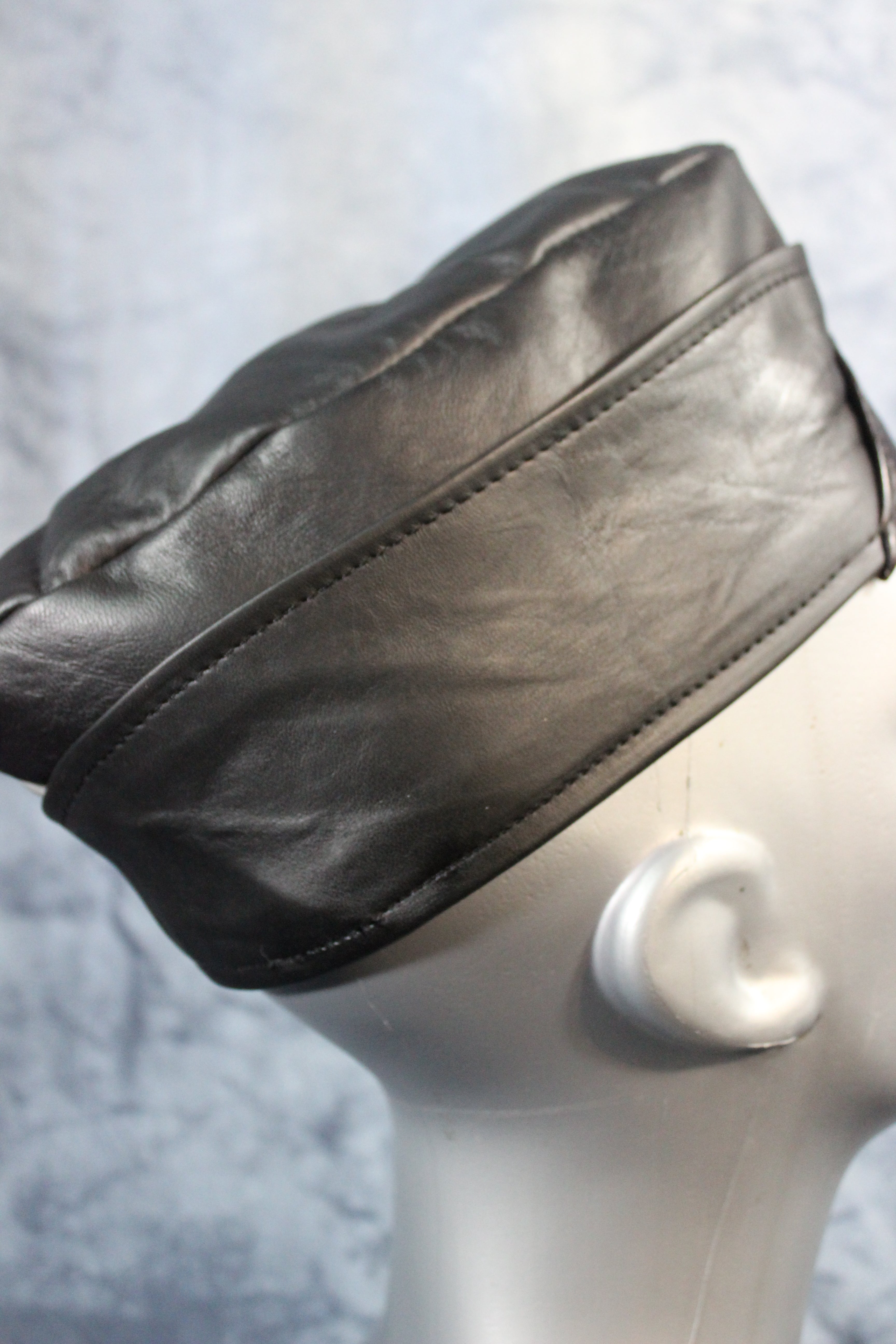 Gorra de guarnición de cuero Bear Pride