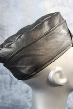 Gorra de guarnición de cuero Bear Pride