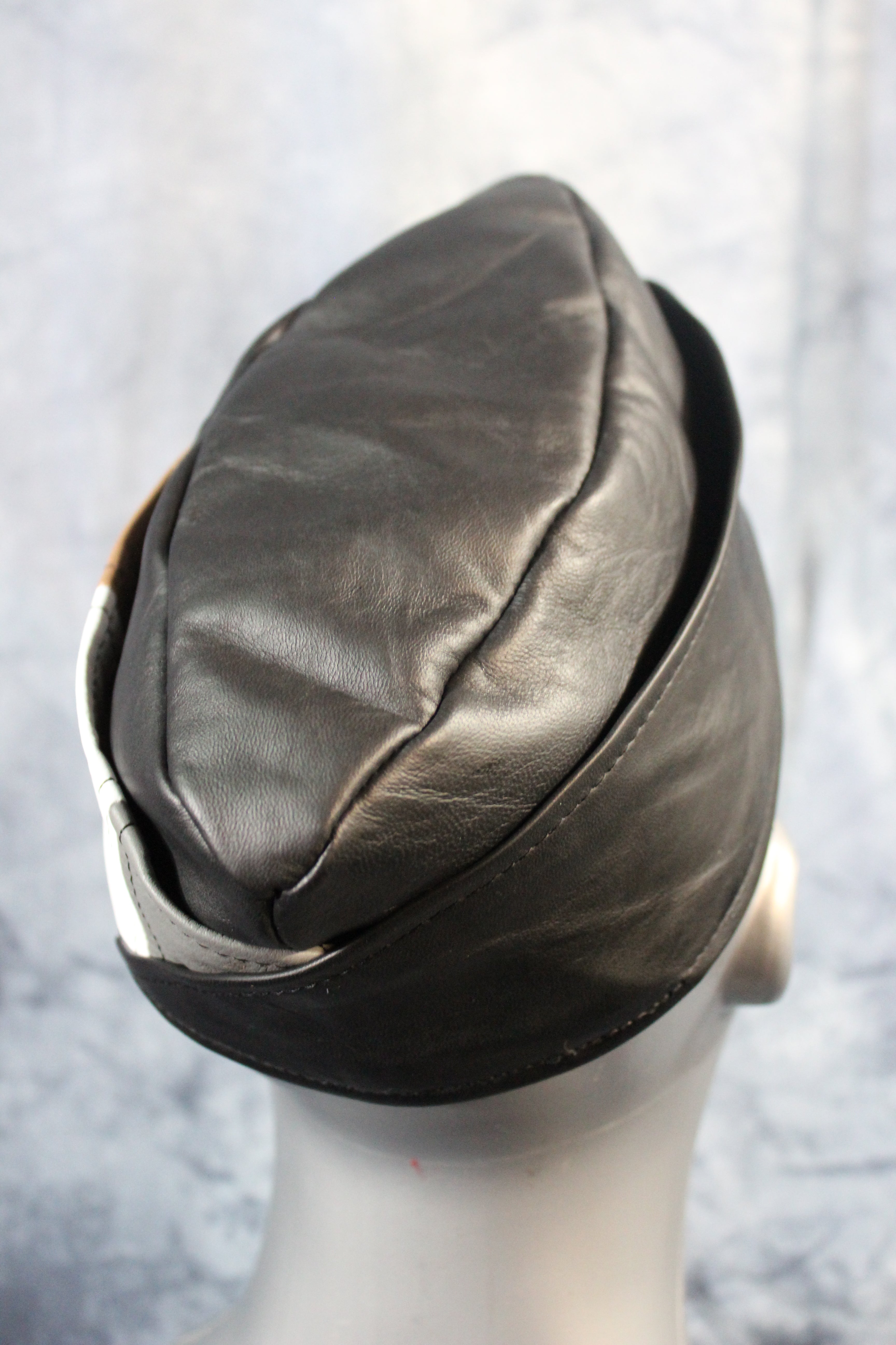 Gorra de guarnición de cuero Bear Pride