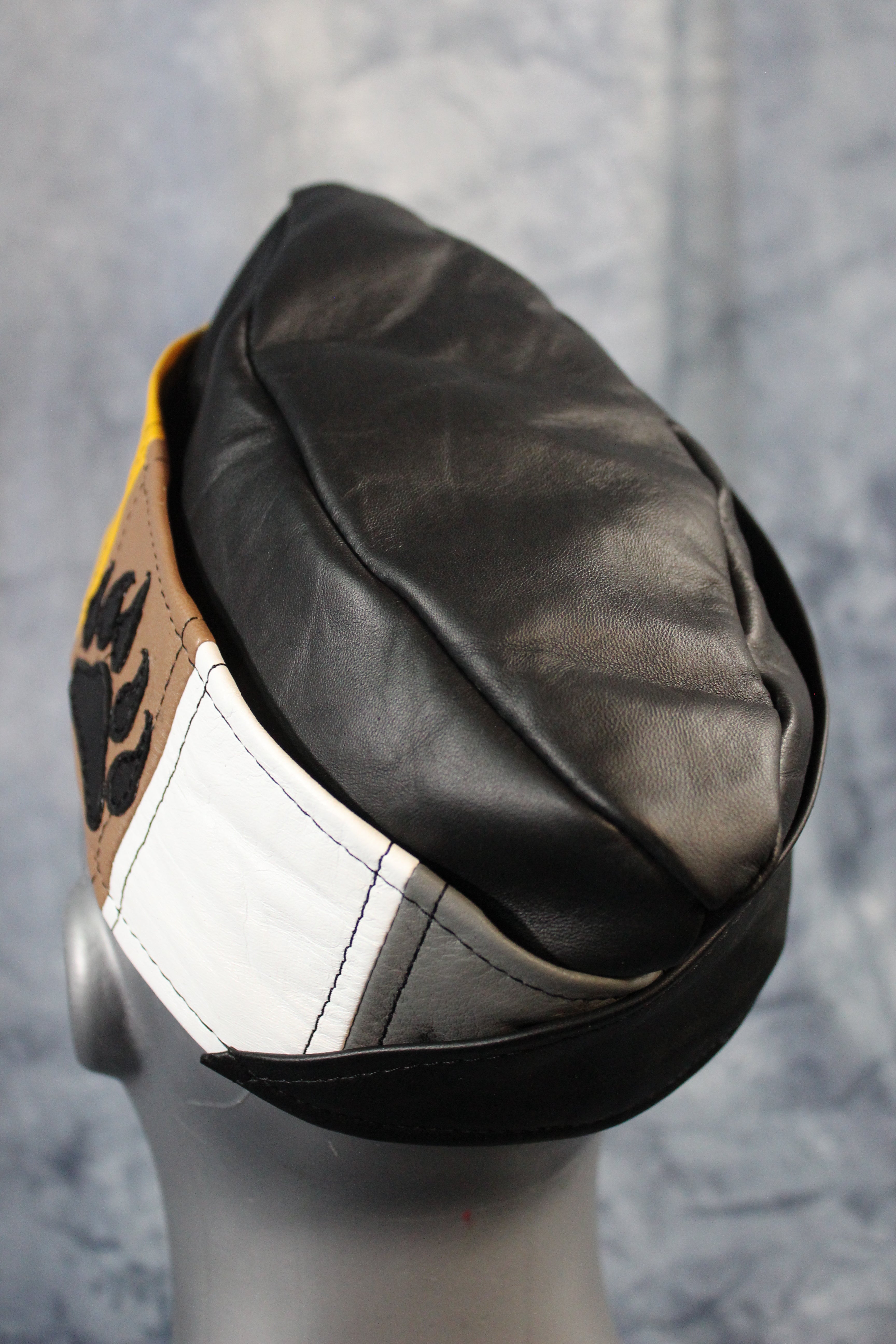 Gorra de guarnición de cuero Bear Pride