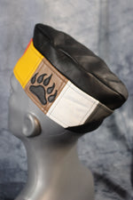 Gorra de guarnición de cuero Bear Pride