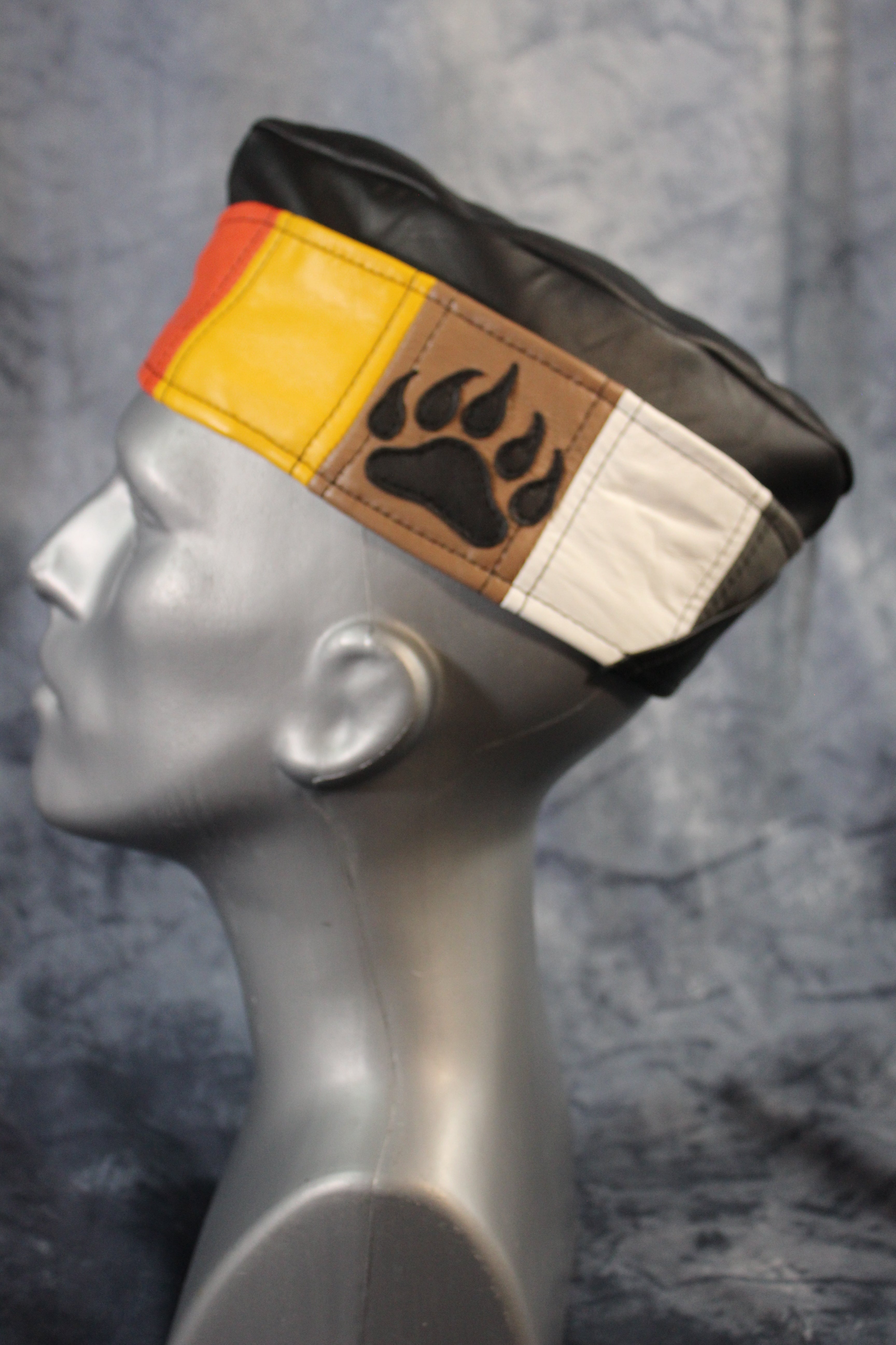 Gorra de guarnición de cuero Bear Pride
