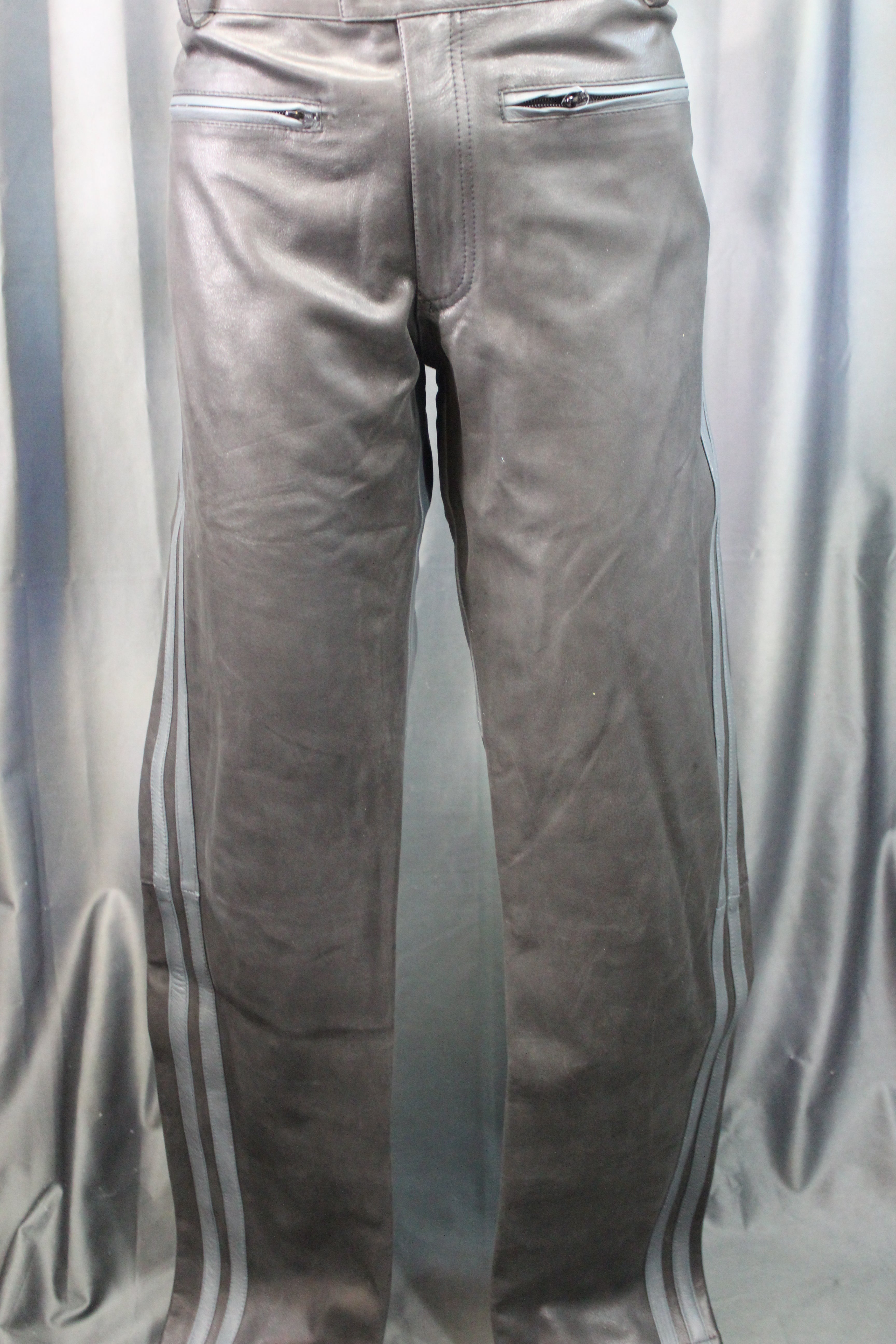 Pantalones formales de cuero OnF en negro con detalles grises