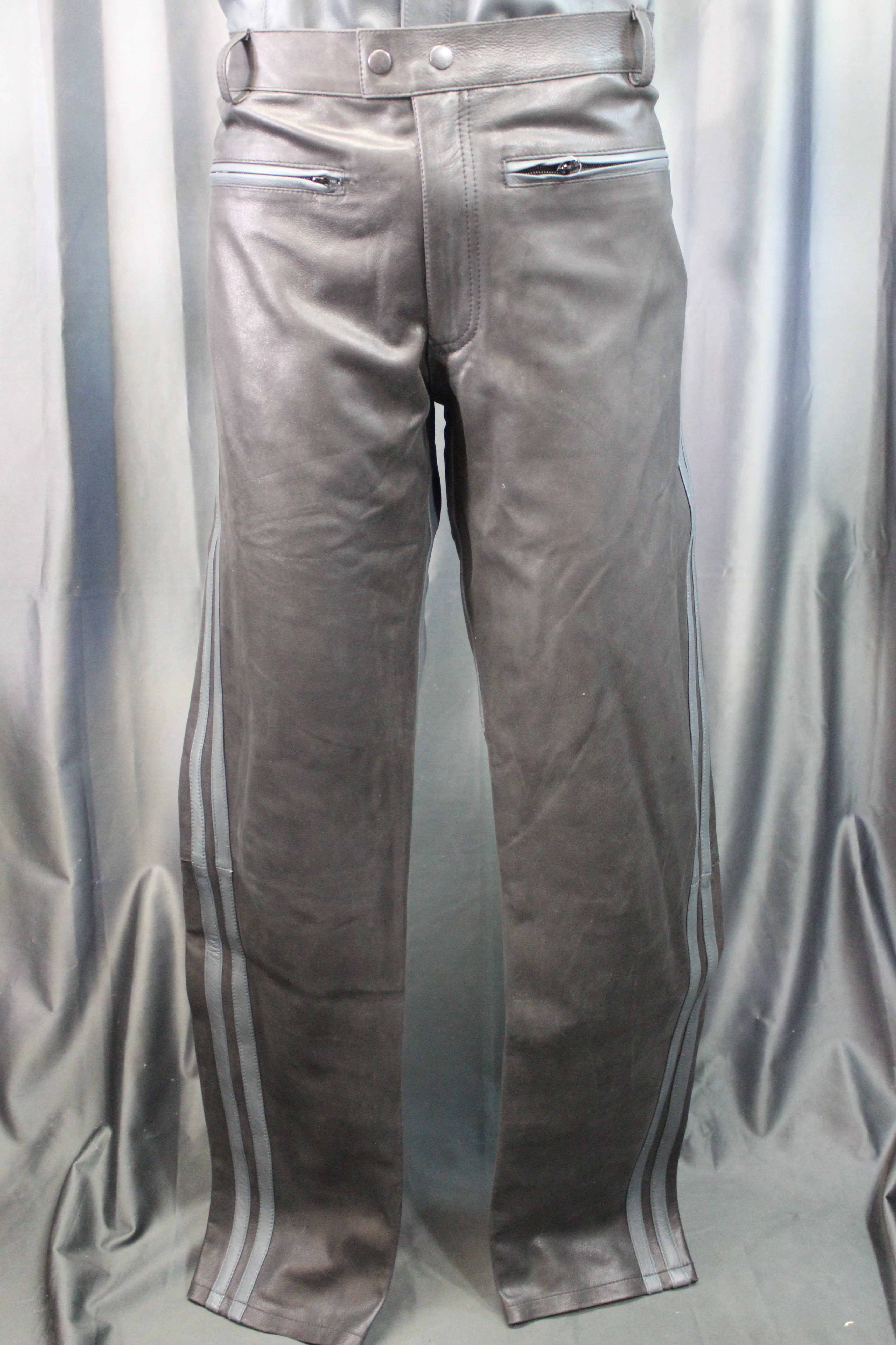 Pantalones formales de cuero OnF en negro con detalles grises