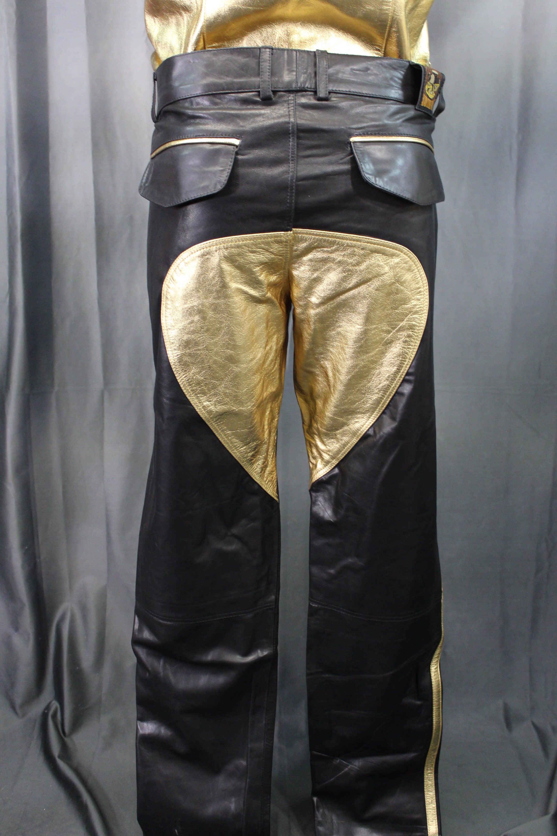 Pantalones formales de cuero OnF en negro con reflejos dorados