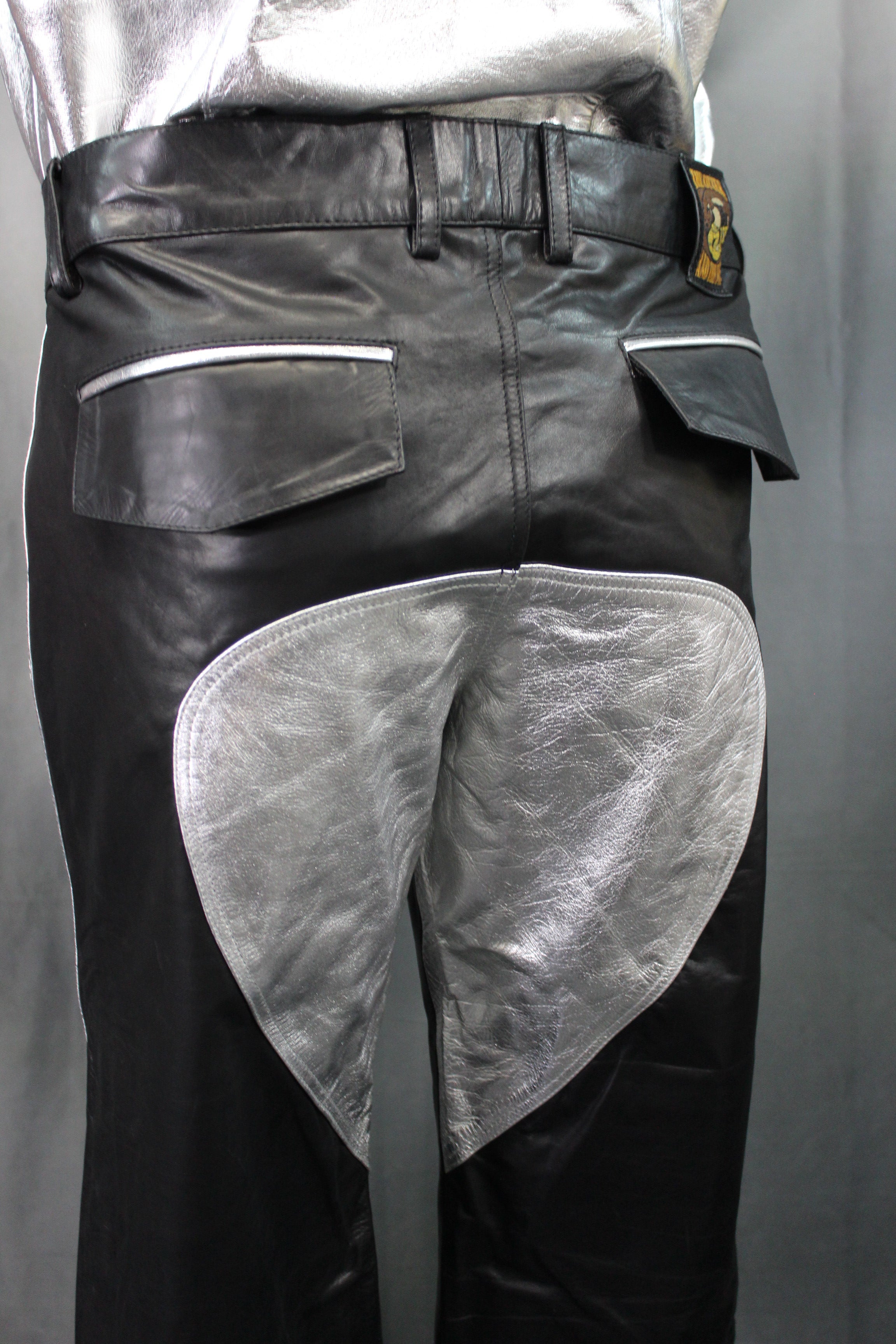 Pantalones formales de cuero de OnF en negro con detalles plateados