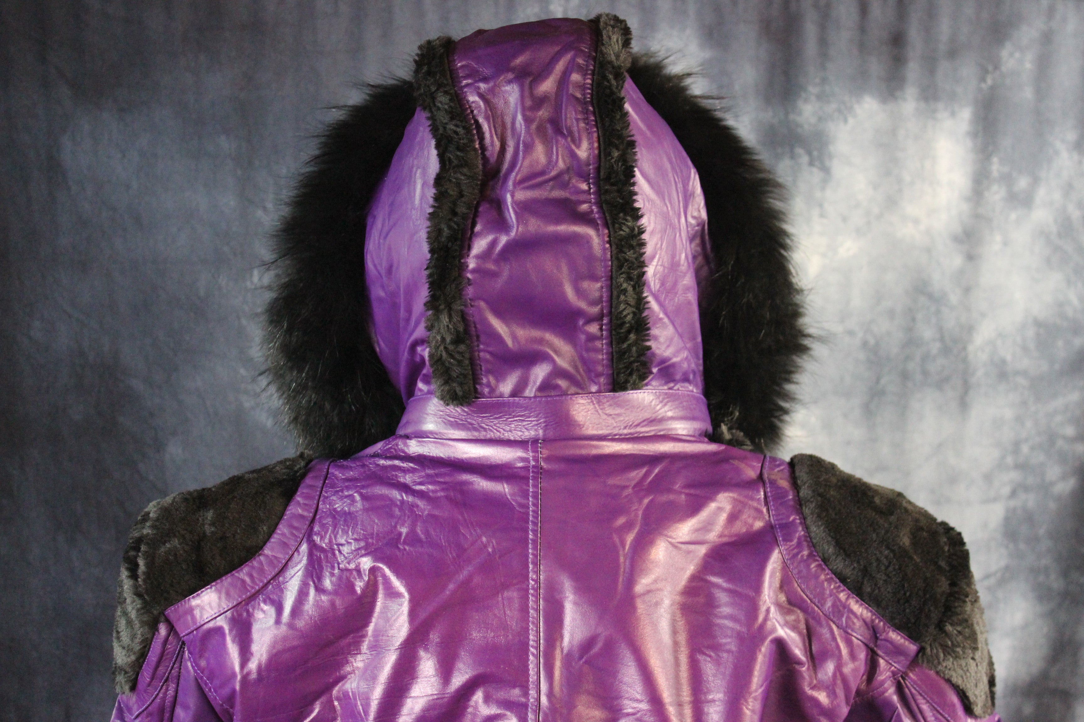 Chaqueta de cuero y piel morado de Otter and The Fox