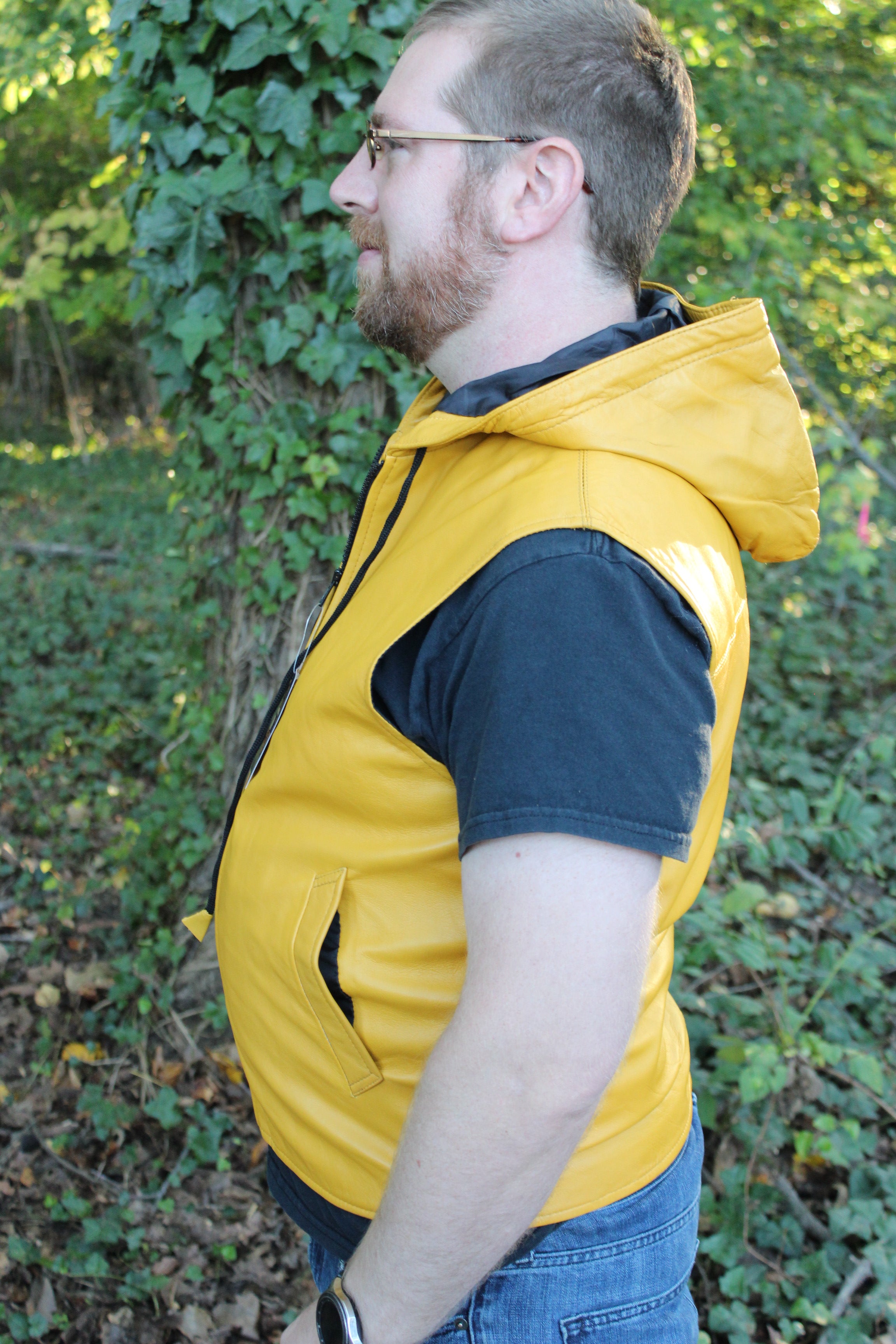 Sweat à capuche en cuir OnF en jaune moutarde