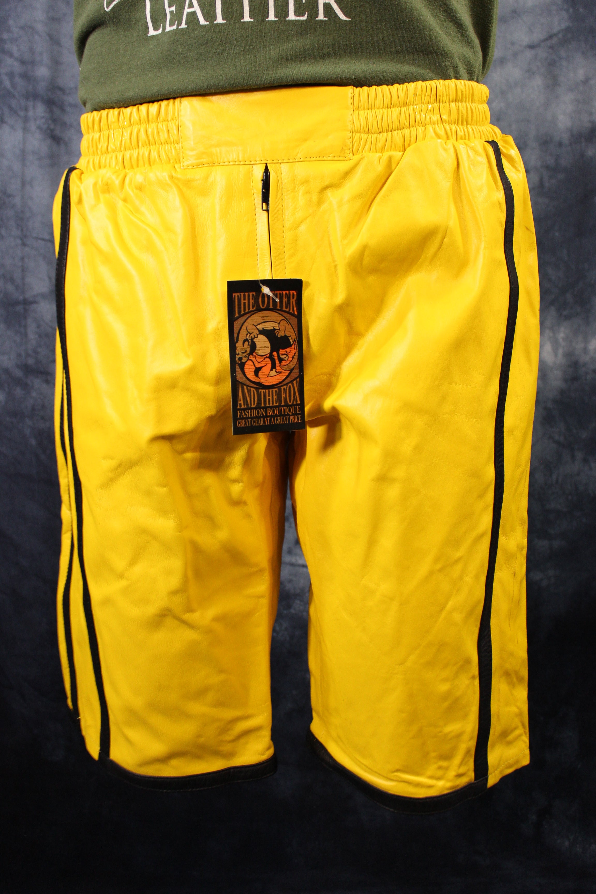 Pantalones cortos de baloncesto en amarillo y negro.