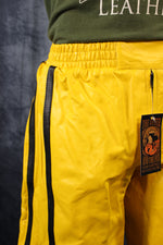 Pantalones cortos de baloncesto en amarillo y negro.