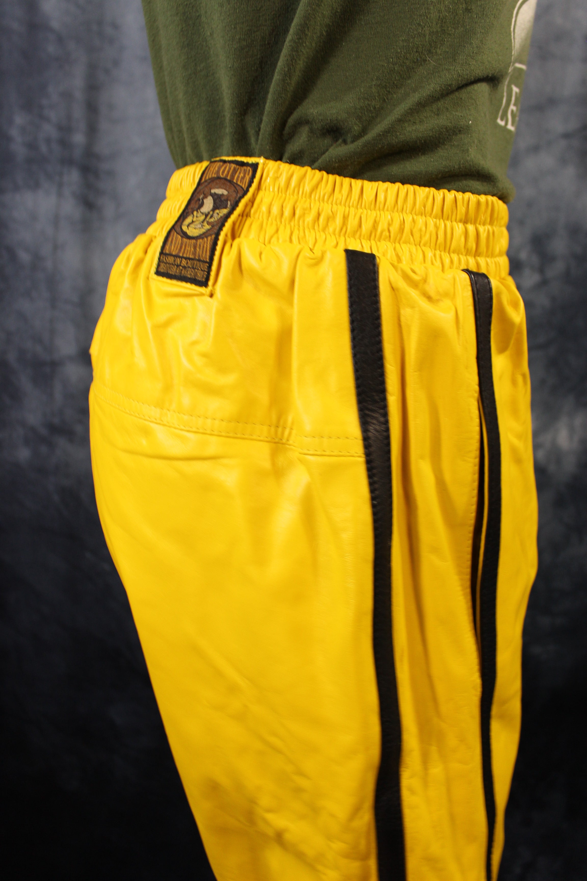 Pantalones cortos de baloncesto en amarillo y negro.