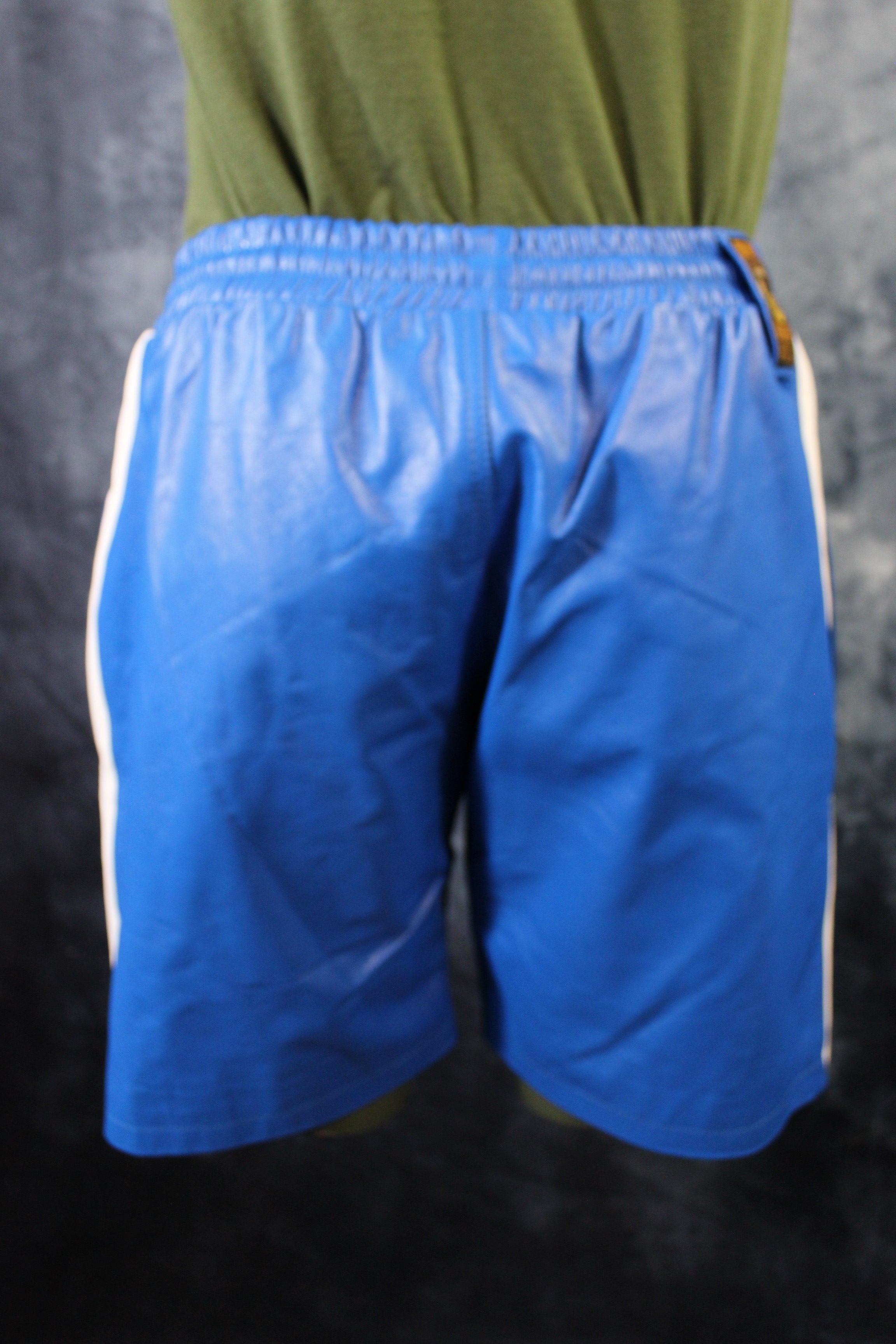 Pantalones cortos de baloncesto en azul y blanco