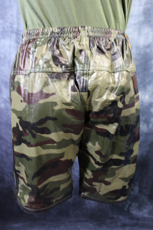 Pantalones cortos de baloncesto en camuflaje y negro.