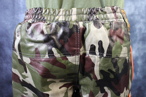 Pantalones cortos de baloncesto en camuflaje y naranja