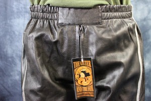 Pantalones cortos de baloncesto en negro y plateado.