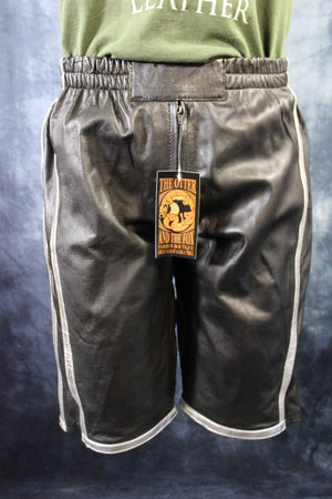 Pantalones cortos de baloncesto en negro y plateado.