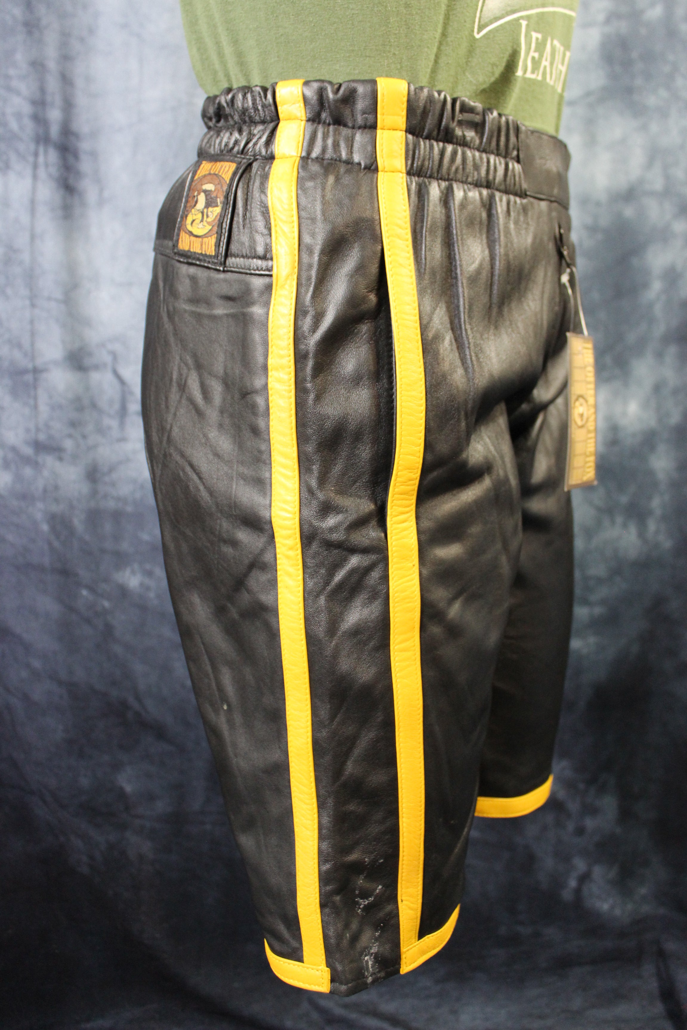 Pantalones cortos de baloncesto en negro y amarillo mostaza