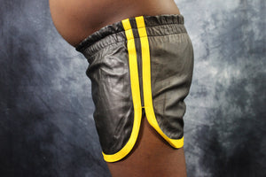 Shorts tipo botín OnF en negro con amarillo