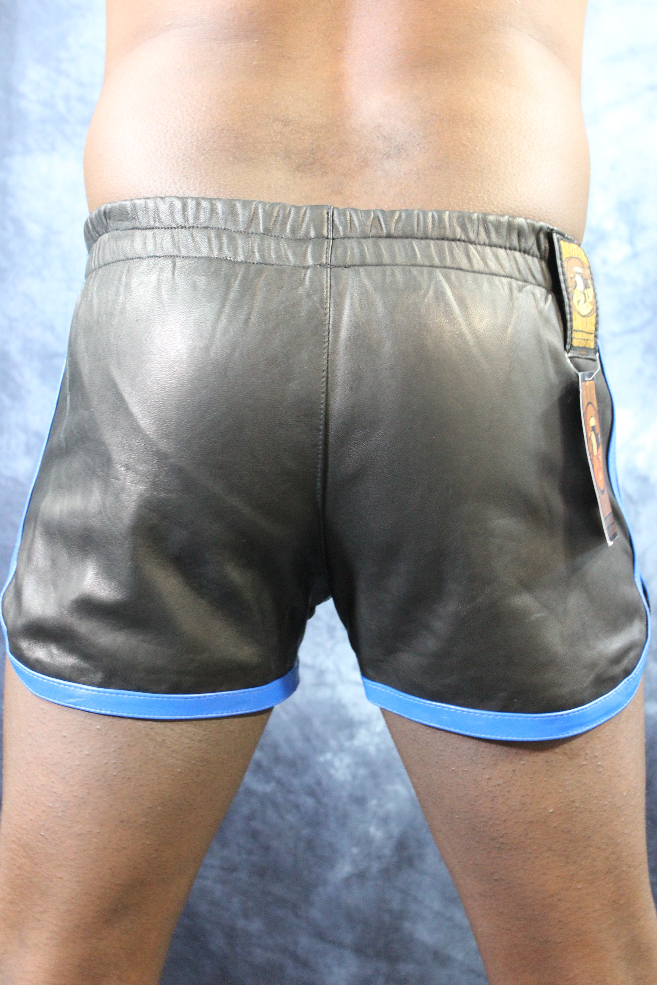 Shorts tipo botín OnF en negro con rayas azules